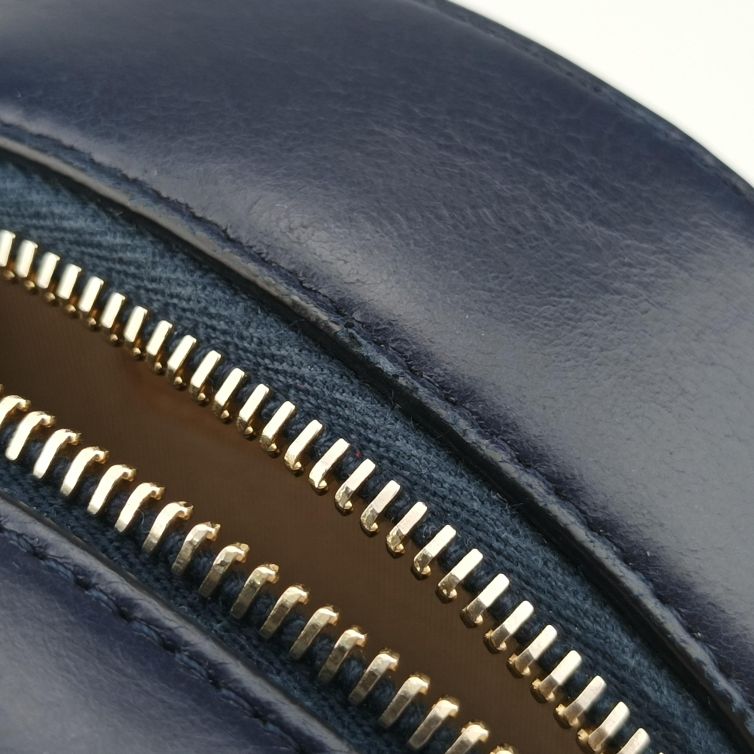 Pre-owned Chanel Round As Earth navy leather A91946 shoulderbag | stylenewstar