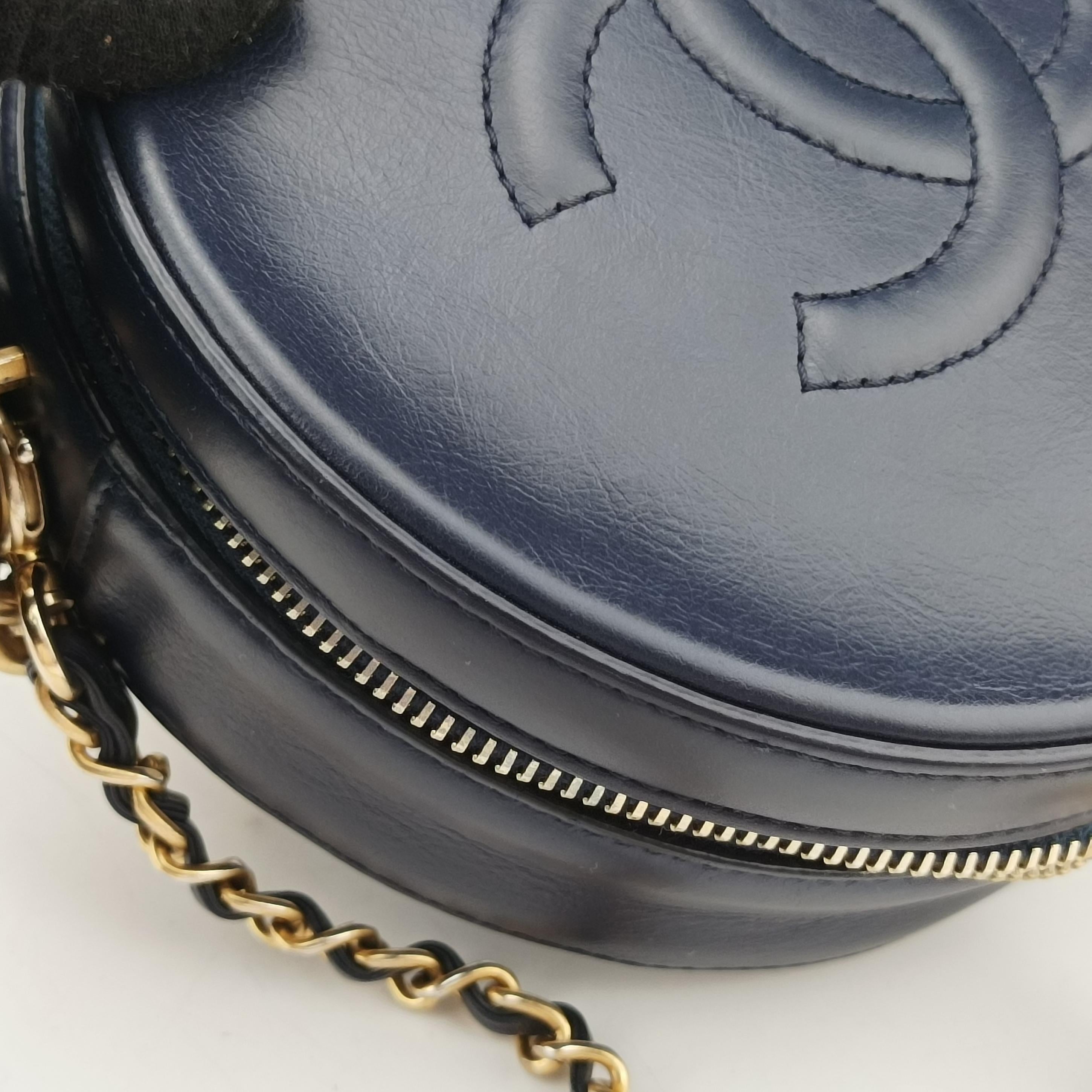 Pre-owned Chanel Round As Earth navy leather A91946 shoulderbag | stylenewstar