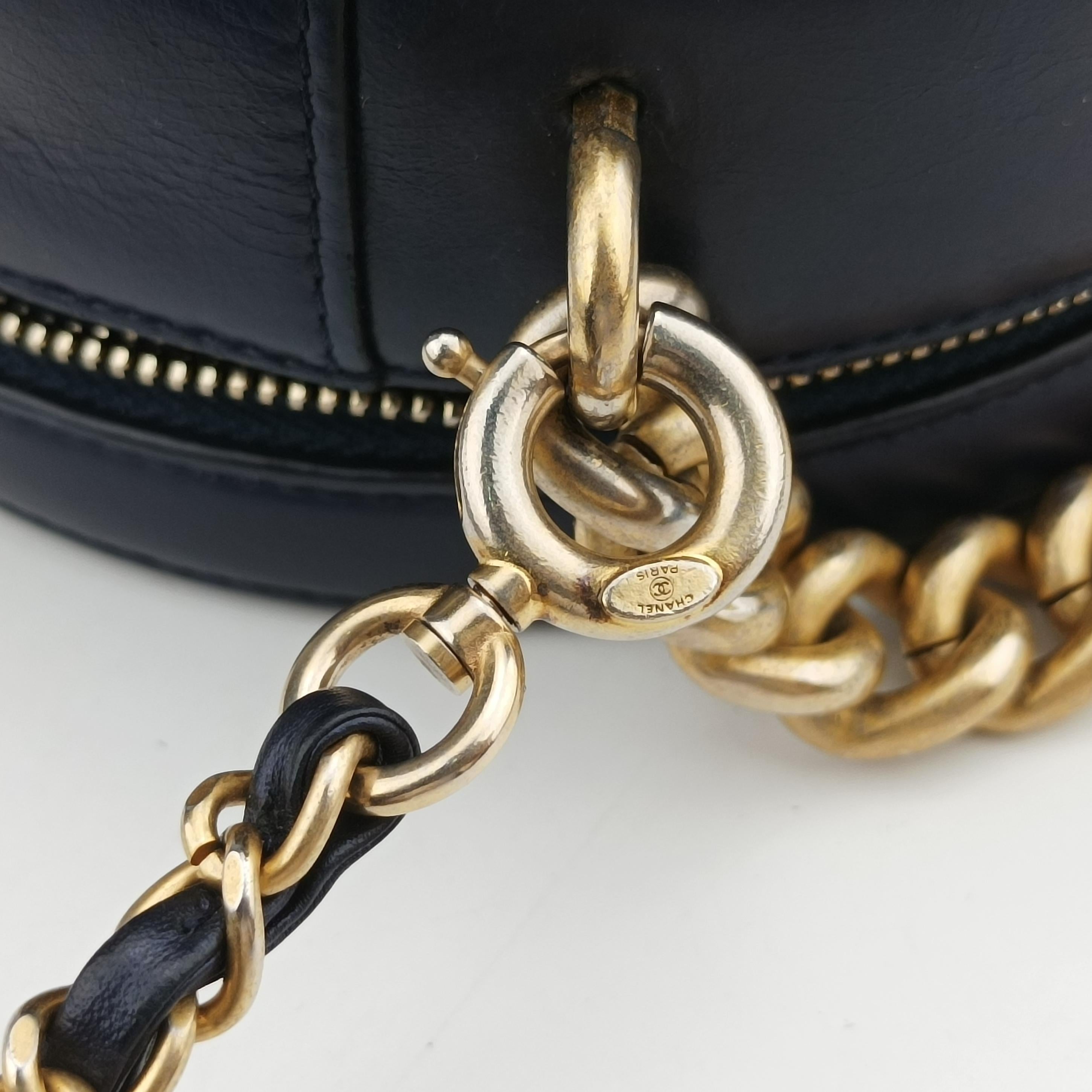 Pre-owned Chanel Round As Earth navy leather A91946 shoulderbag | stylenewstar