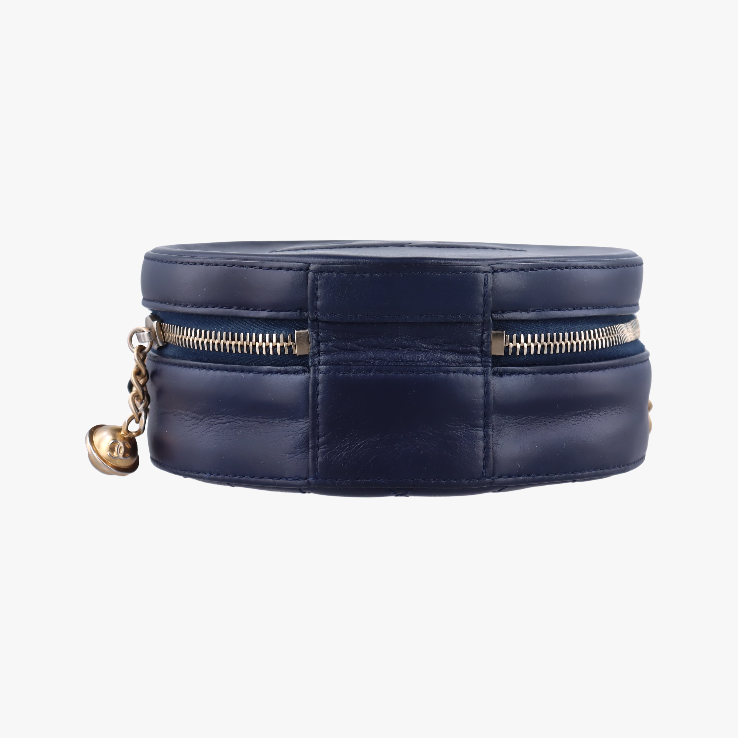 Pre-owned Chanel Round As Earth navy leather A91946 shoulderbag | stylenewstar