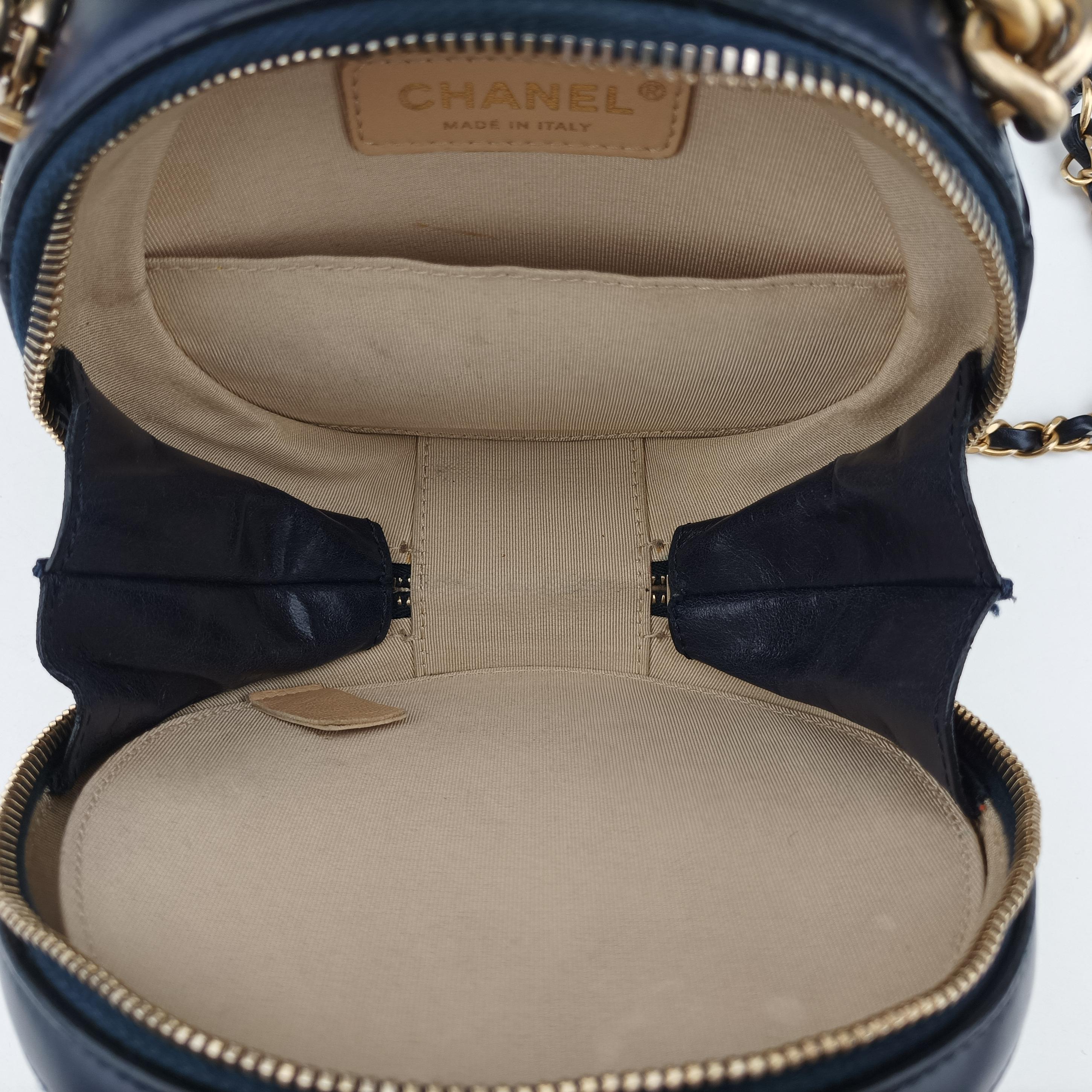Pre-owned Chanel Round As Earth navy leather A91946 shoulderbag | stylenewstar