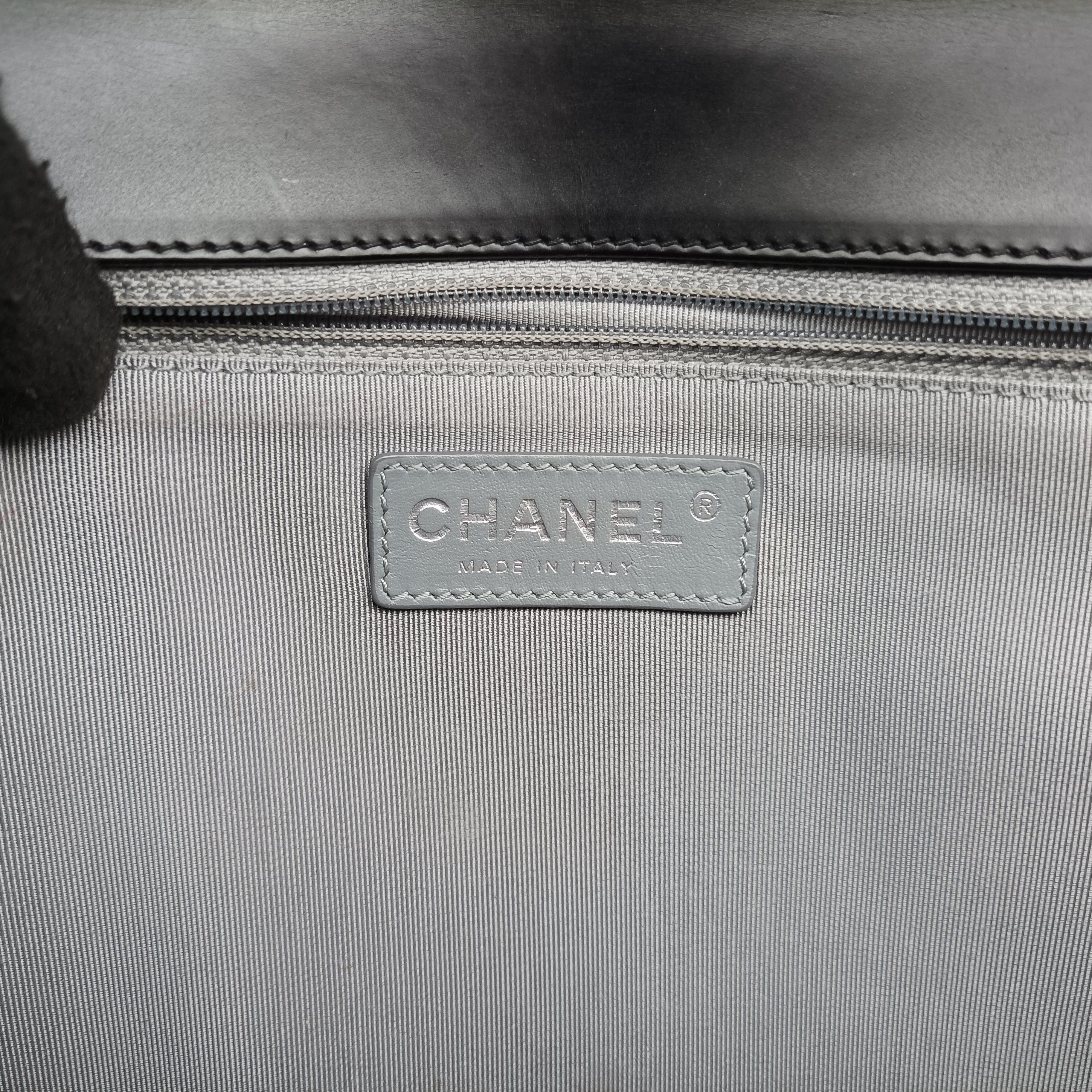 Pre-owned Chanel BOY CHANEL Black Enamel Leather A67021 shoulderbag | stylenewstar