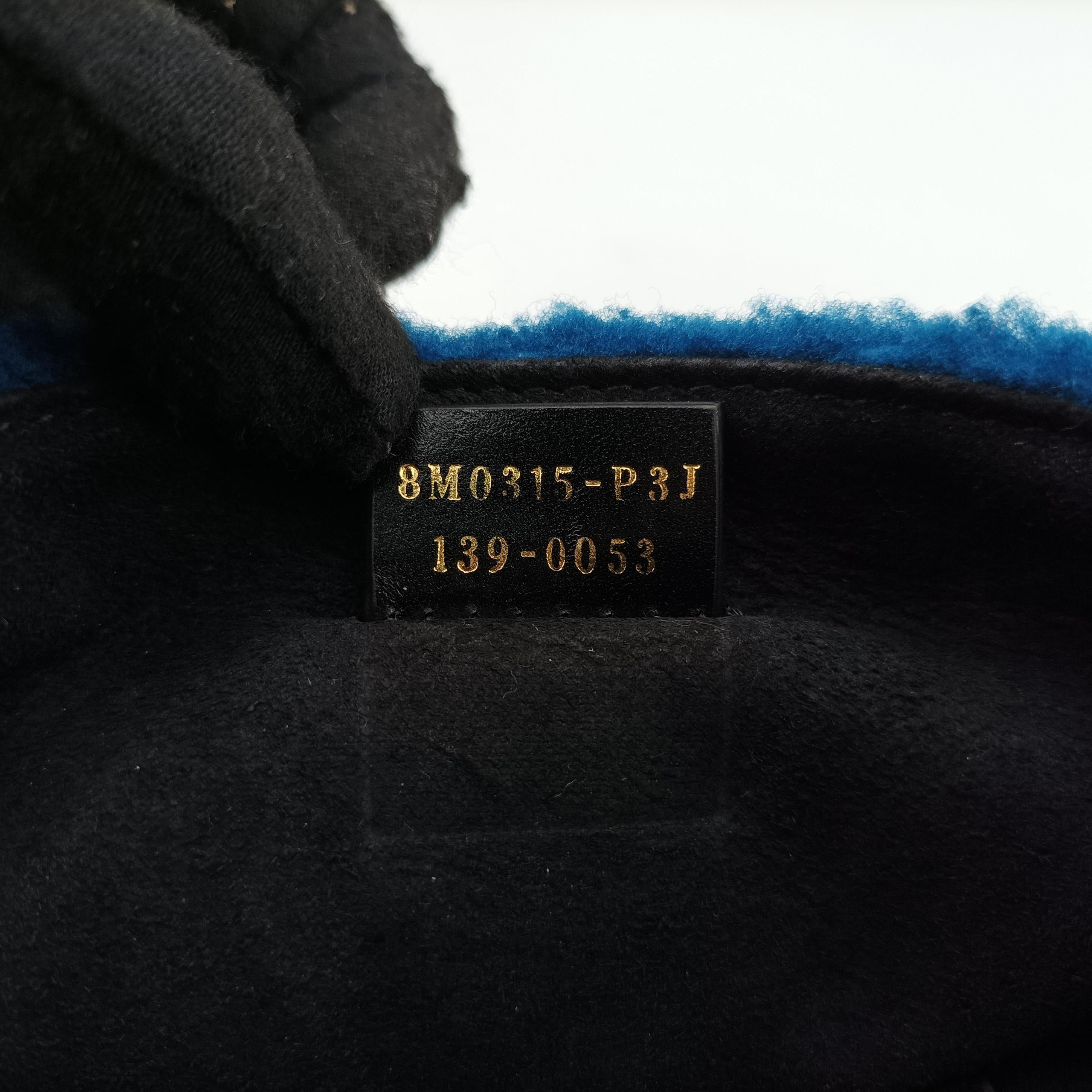 Pre-owned Fendi Mini Be Baguette Navy fur 8M0315 shoulderbag | stylenewstar