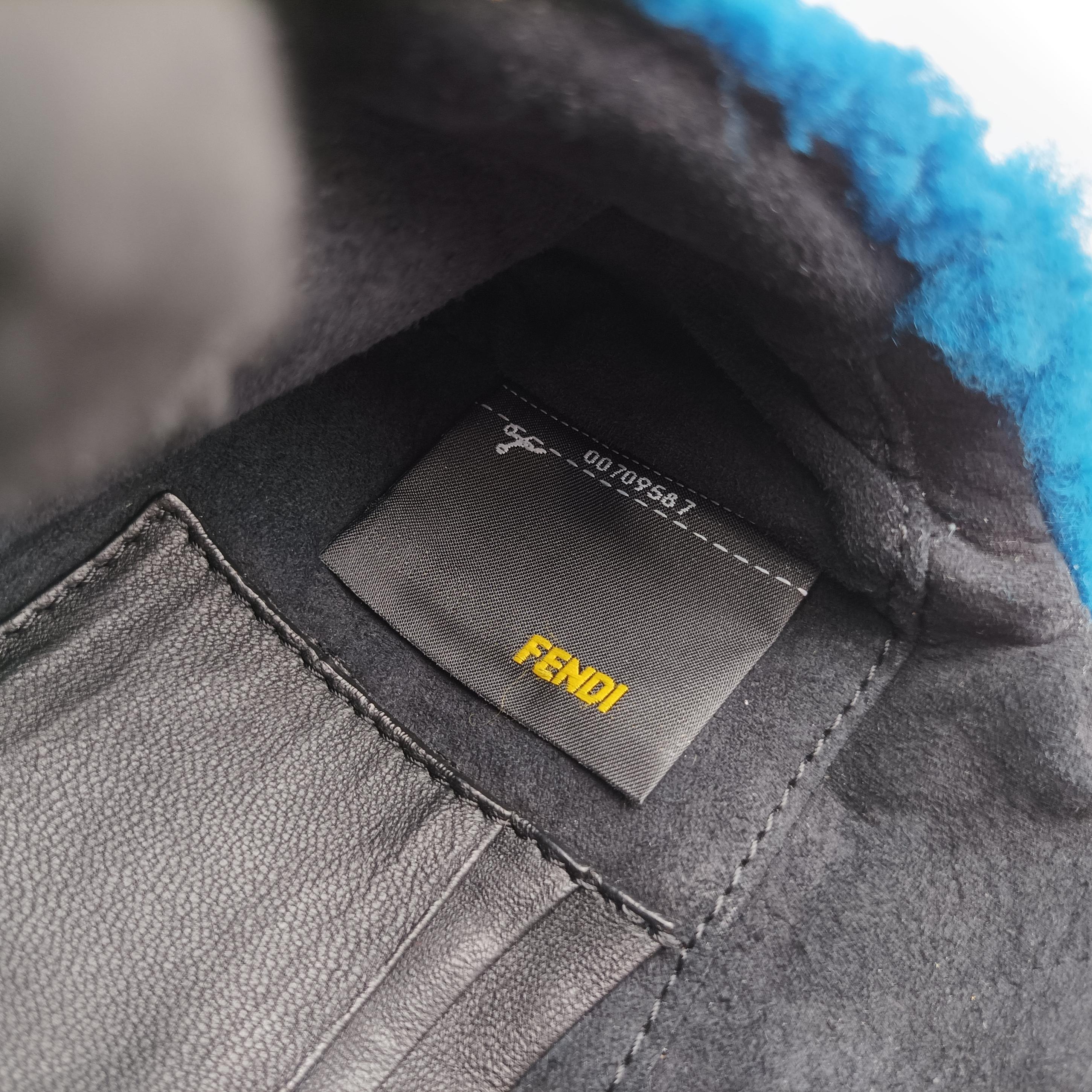 Pre-owned Fendi Mini Be Baguette Navy fur 8M0315 shoulderbag | stylenewstar