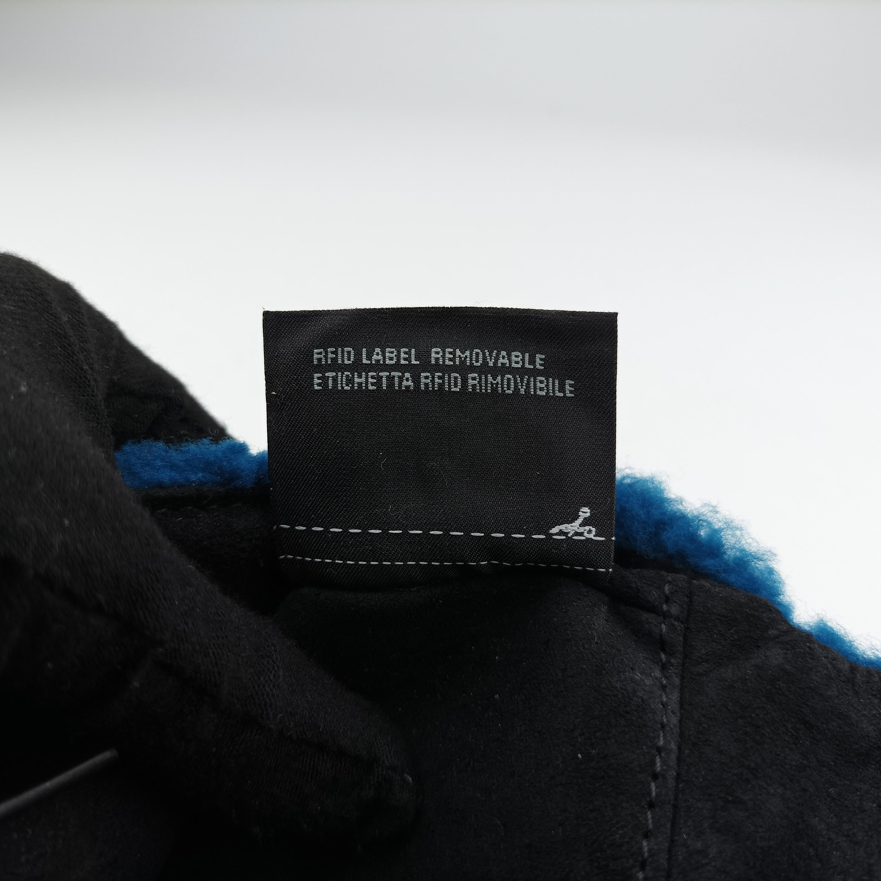 Pre-owned Fendi Mini Be Baguette Navy fur 8M0315 shoulderbag | stylenewstar