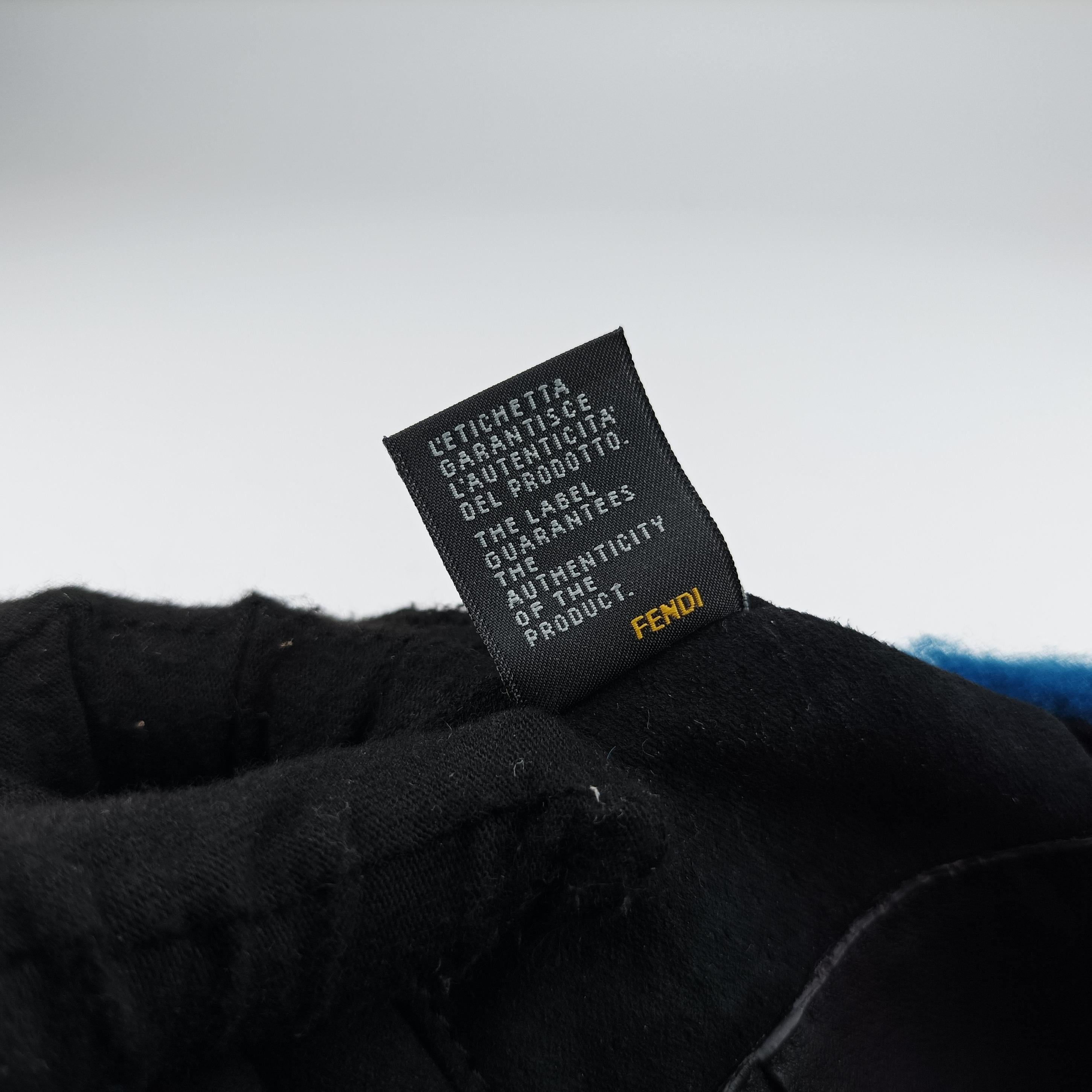 Pre-owned Fendi Mini Be Baguette Navy fur 8M0315 shoulderbag | stylenewstar