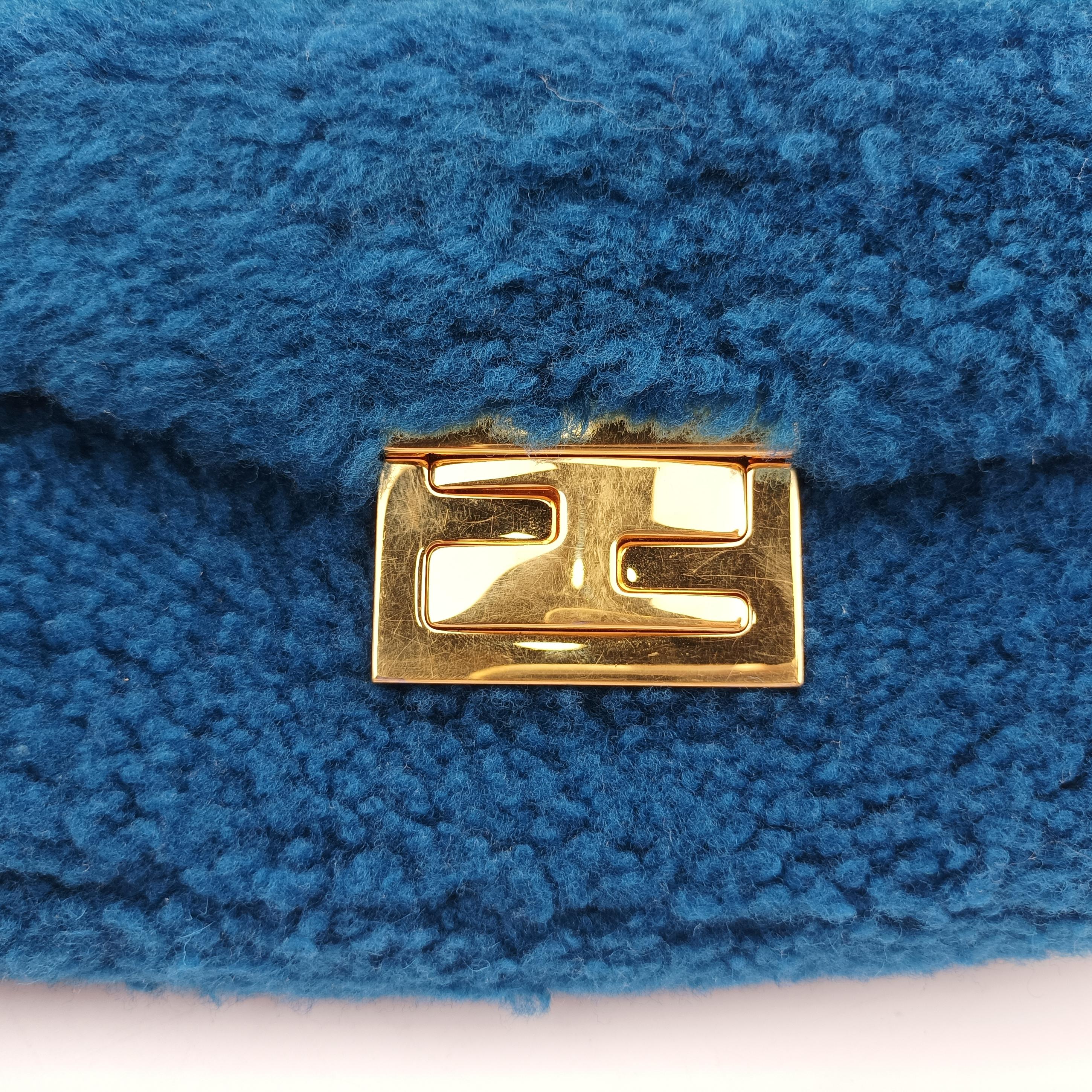 Pre-owned Fendi Mini Be Baguette Navy fur 8M0315 shoulderbag | stylenewstar