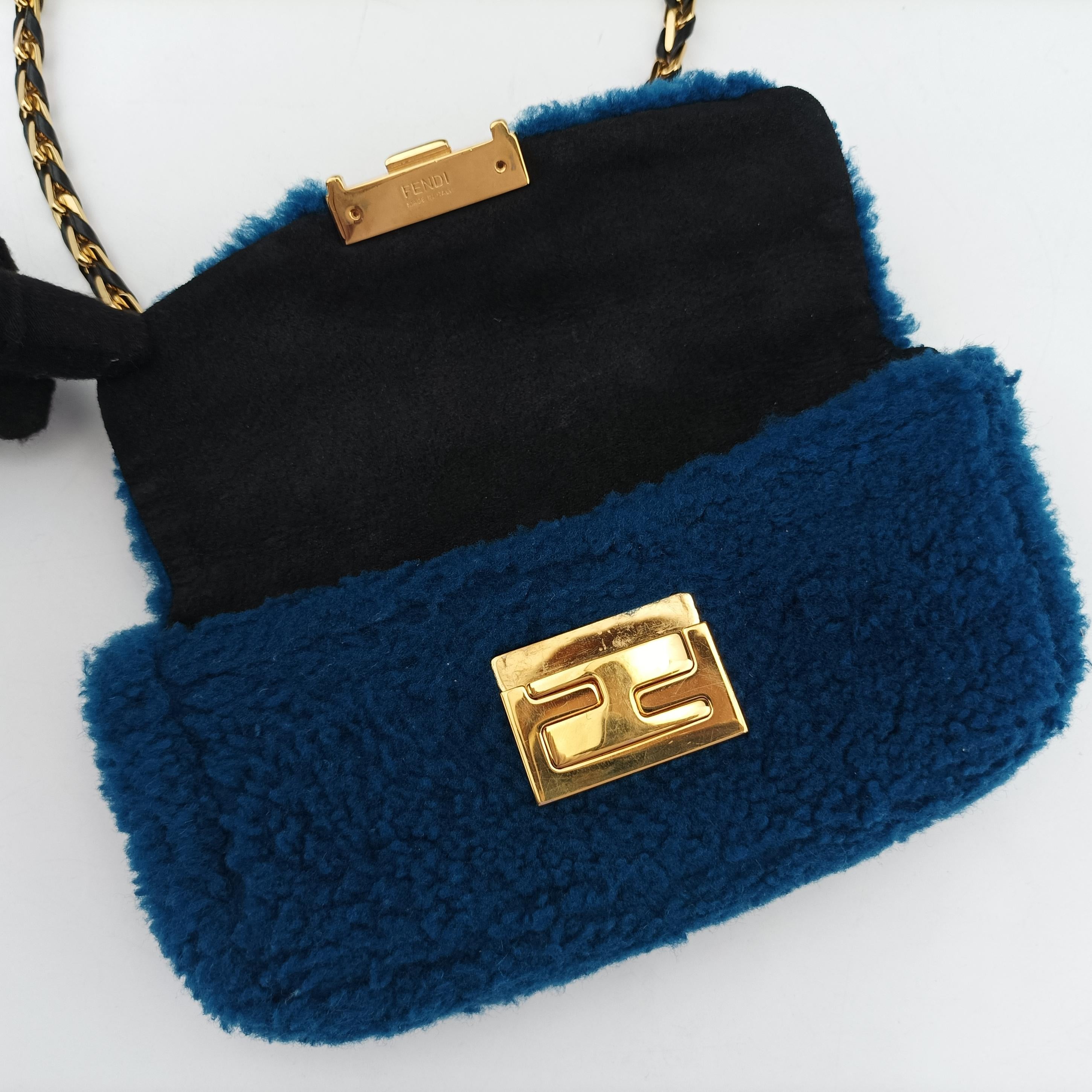 Pre-owned Fendi Mini Be Baguette Navy fur 8M0315 shoulderbag | stylenewstar