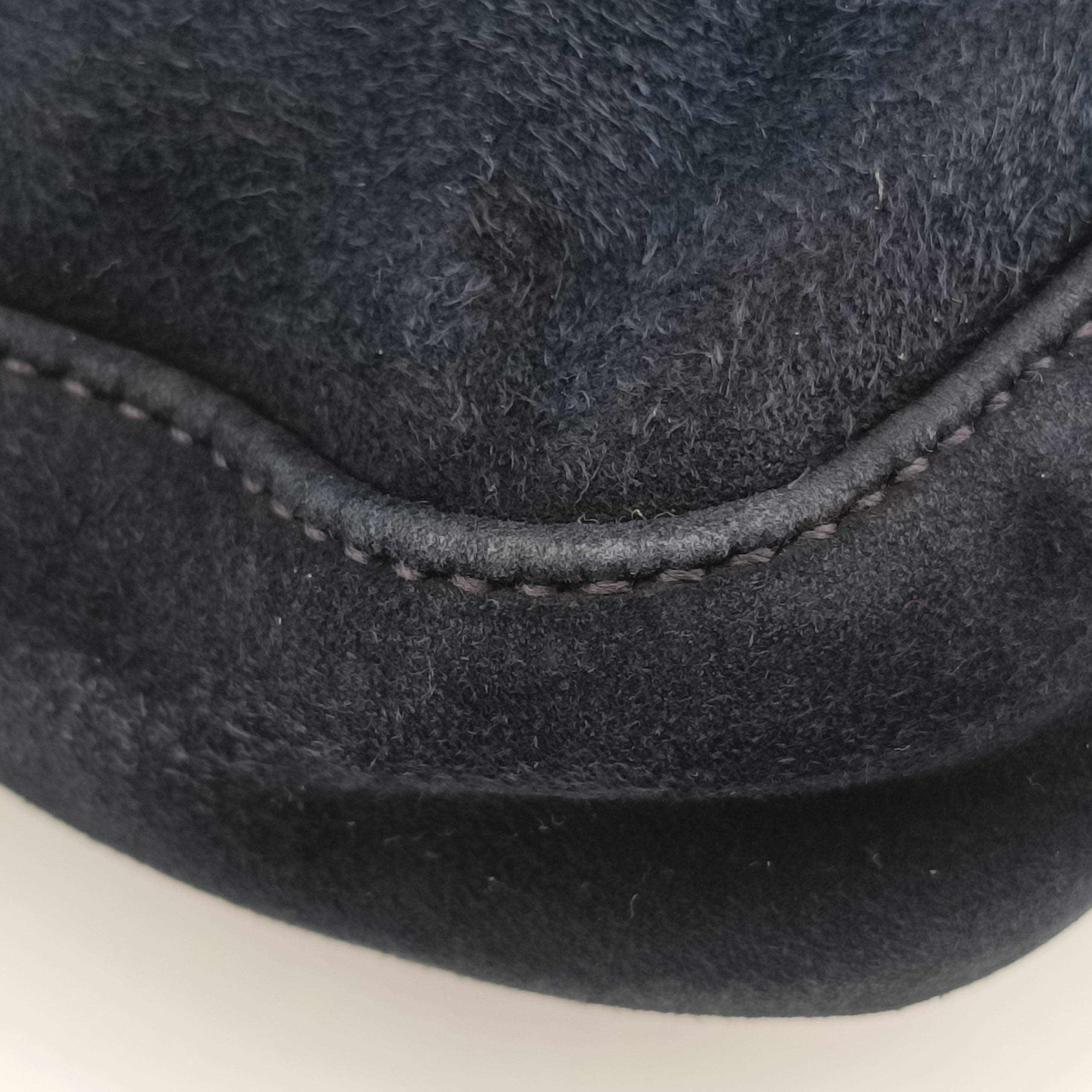 Pre-owned Fendi Mamma Bucket Navy suede 22112 shoulderbag | stylenewstar