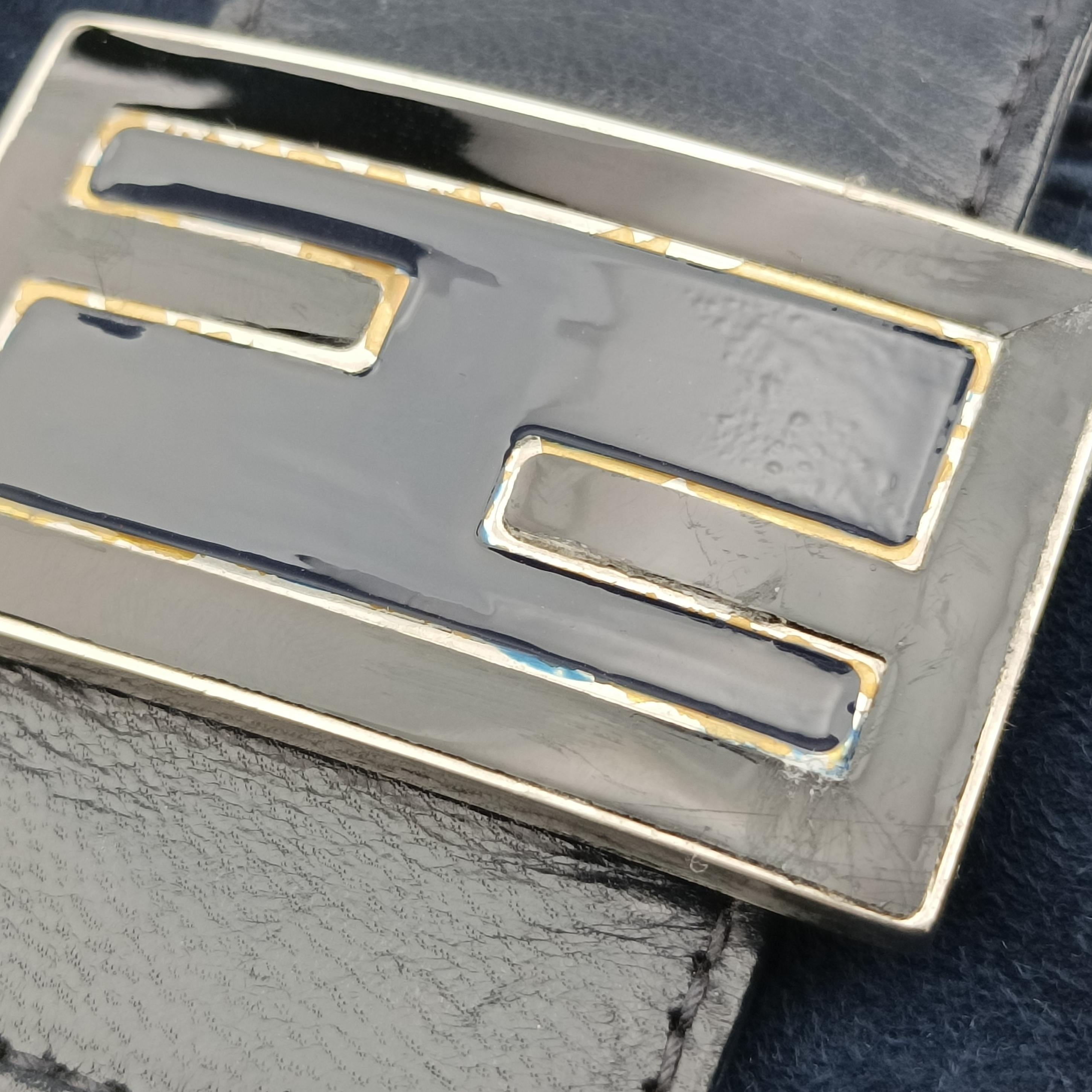 Pre-owned Fendi Mamma Bucket Navy suede 22112 shoulderbag | stylenewstar