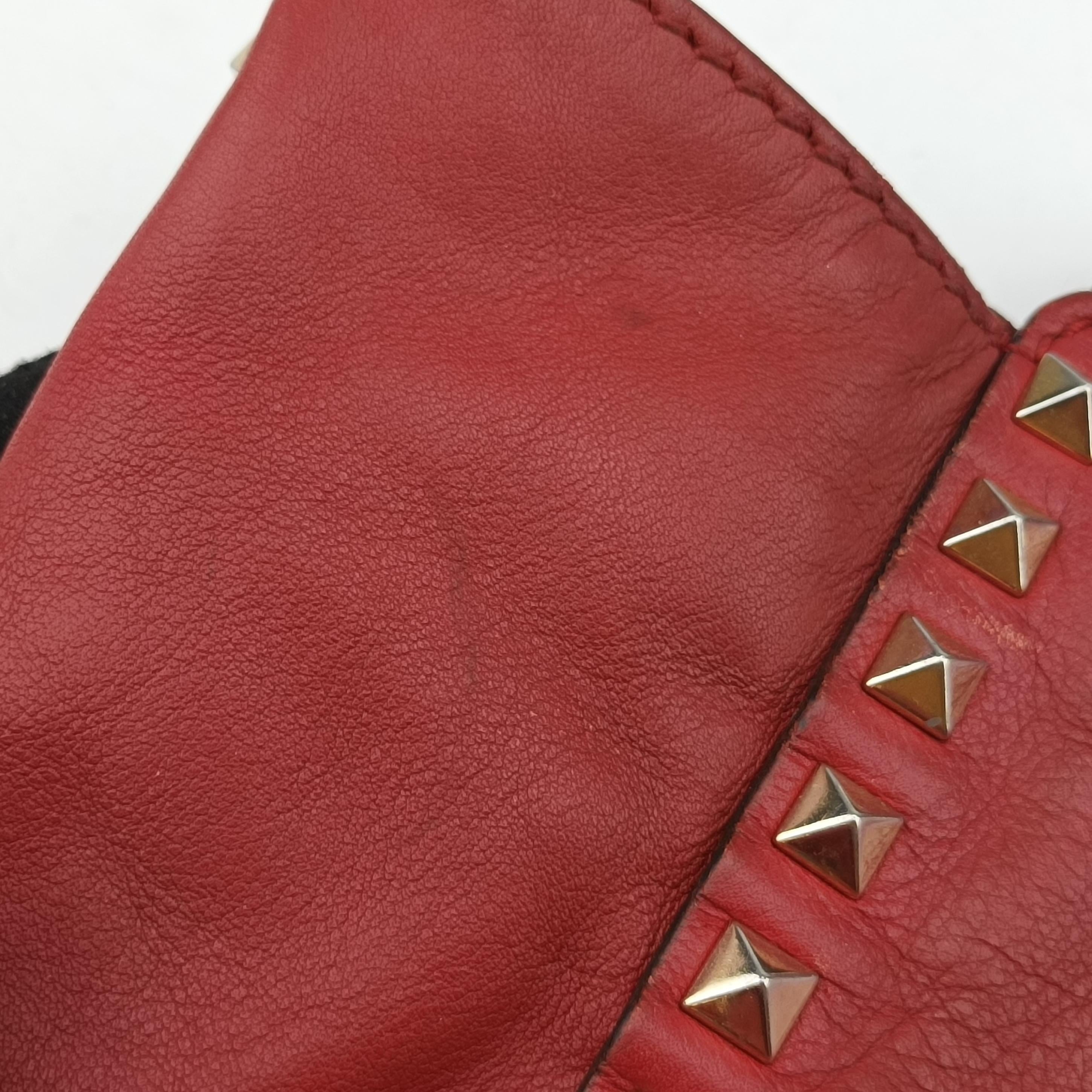 Pre-owned Valentino Rockstud Red Leather  shoulderbag | stylenewstar