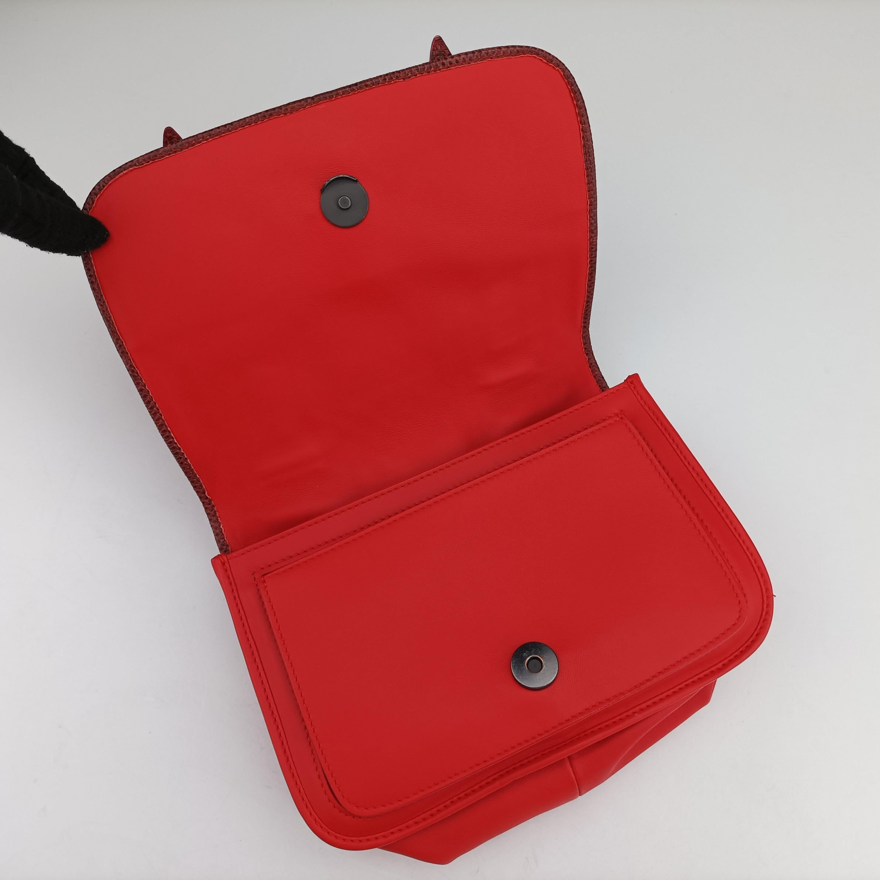 Pre-owned Bottega Veneta Intrecciato Red lambskin  shoulderbag | stylenewstar