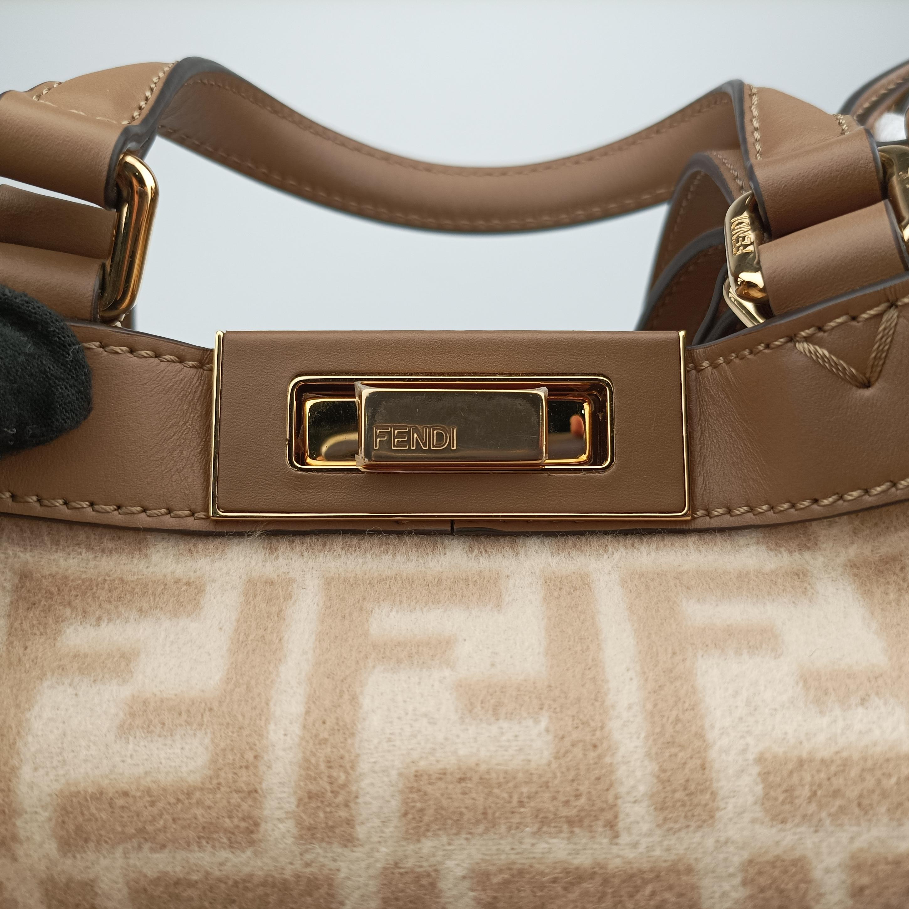 Pre-owned Fendi Peekaboo Beige velor 8BH374 shoulderbag | stylenewstar