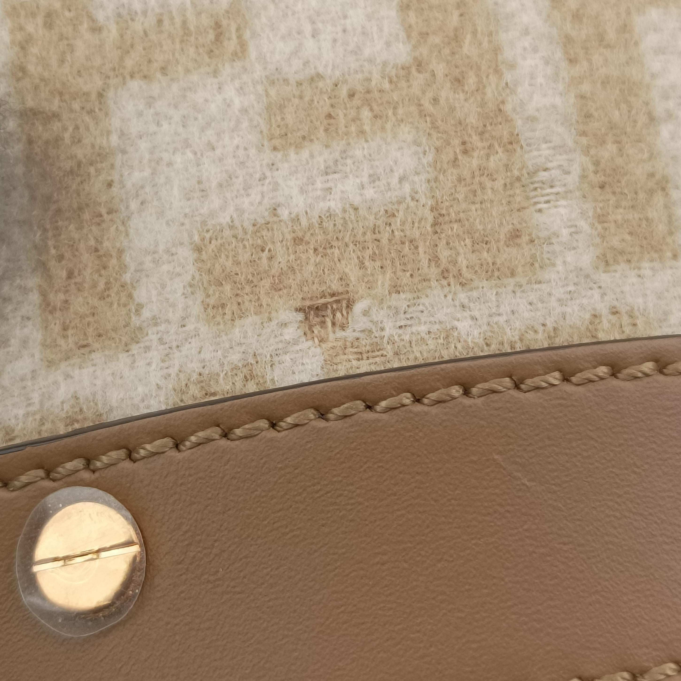 Pre-owned Fendi Peekaboo Beige velor 8BH374 shoulderbag | stylenewstar
