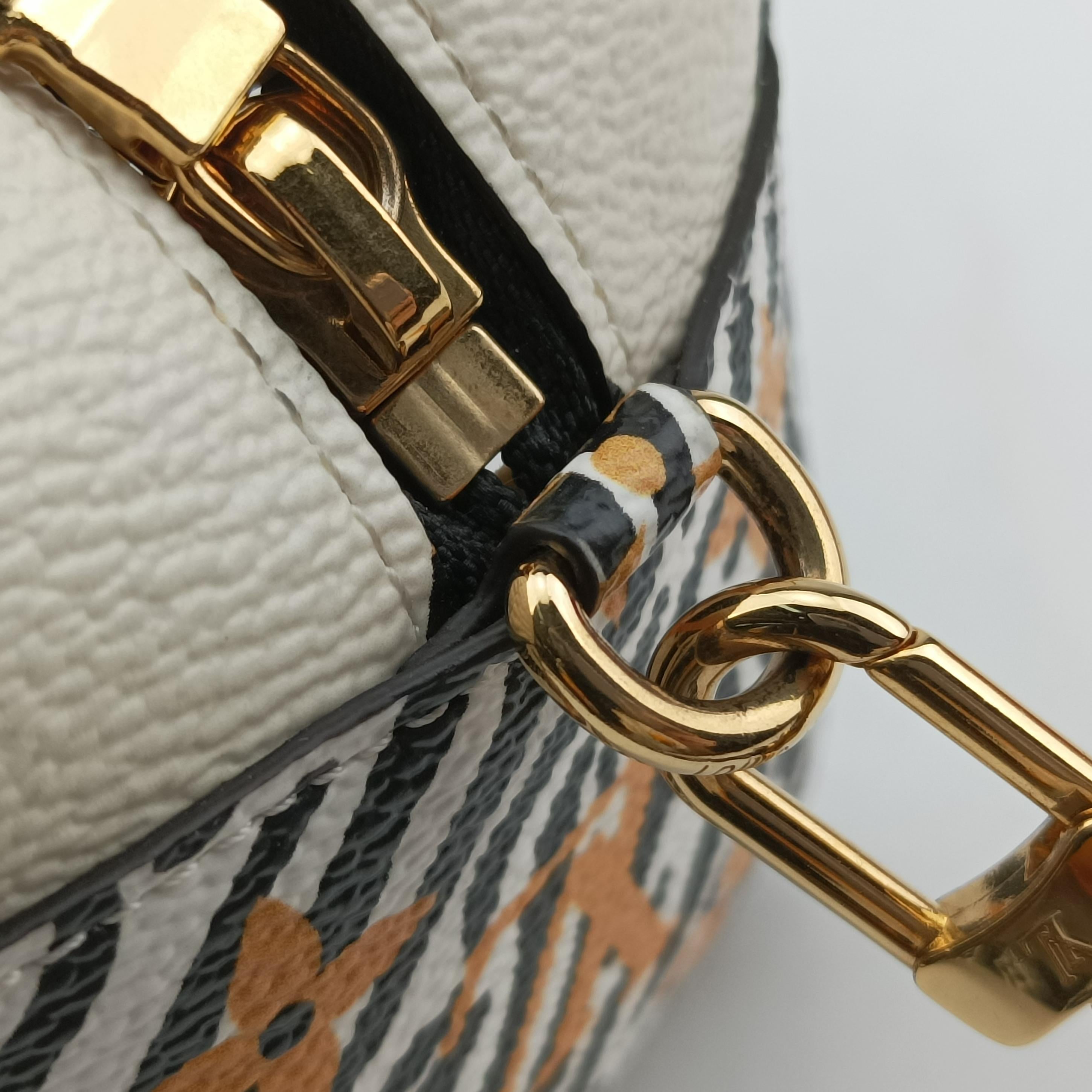 Pre-owned Louis Vuitton Beach Pouch Clear Monogram Giant M67883 shoulderbag | stylenewstar
