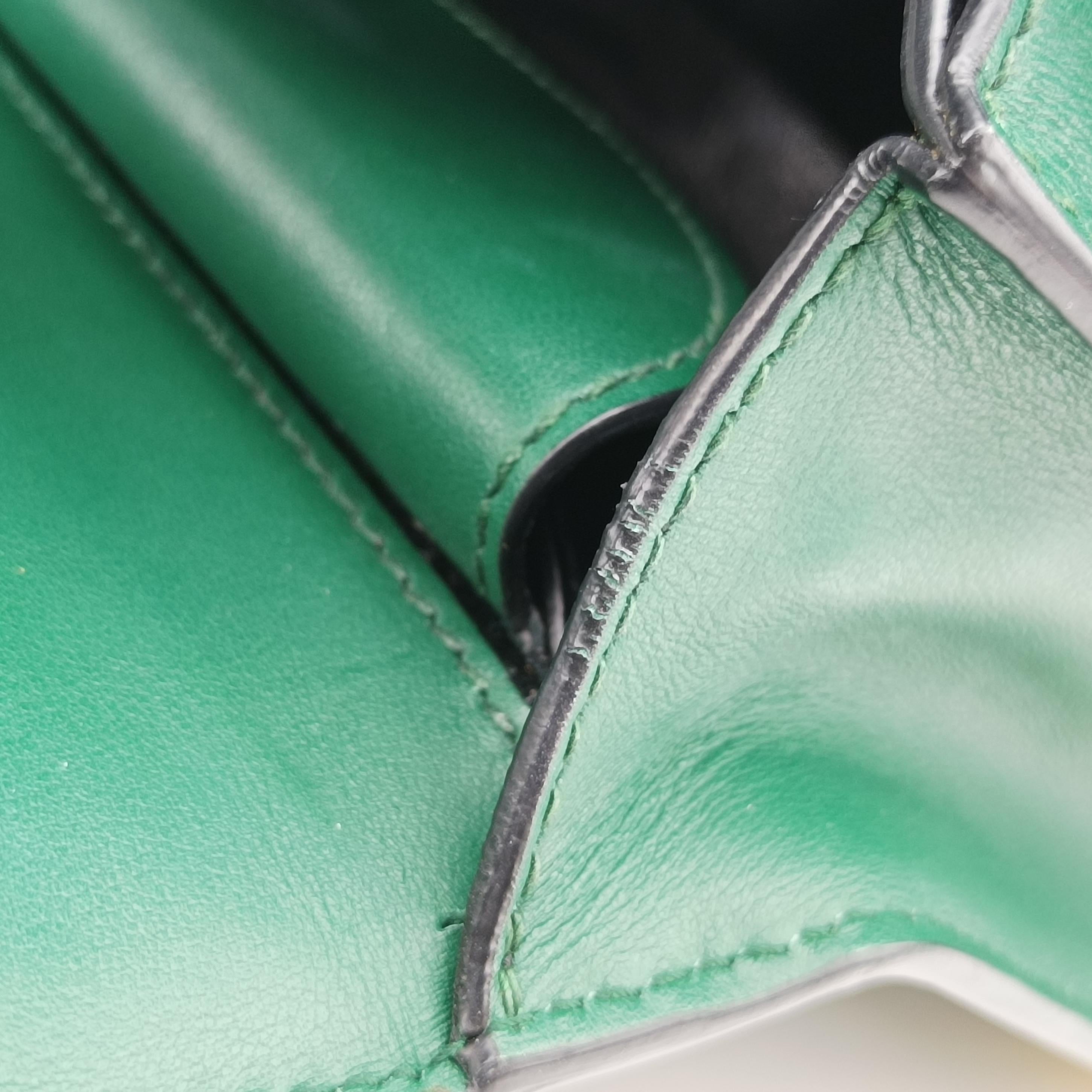 Pre-owned Prada Cahier Green×black Leather 1BD045 shoulderbag | stylenewstar