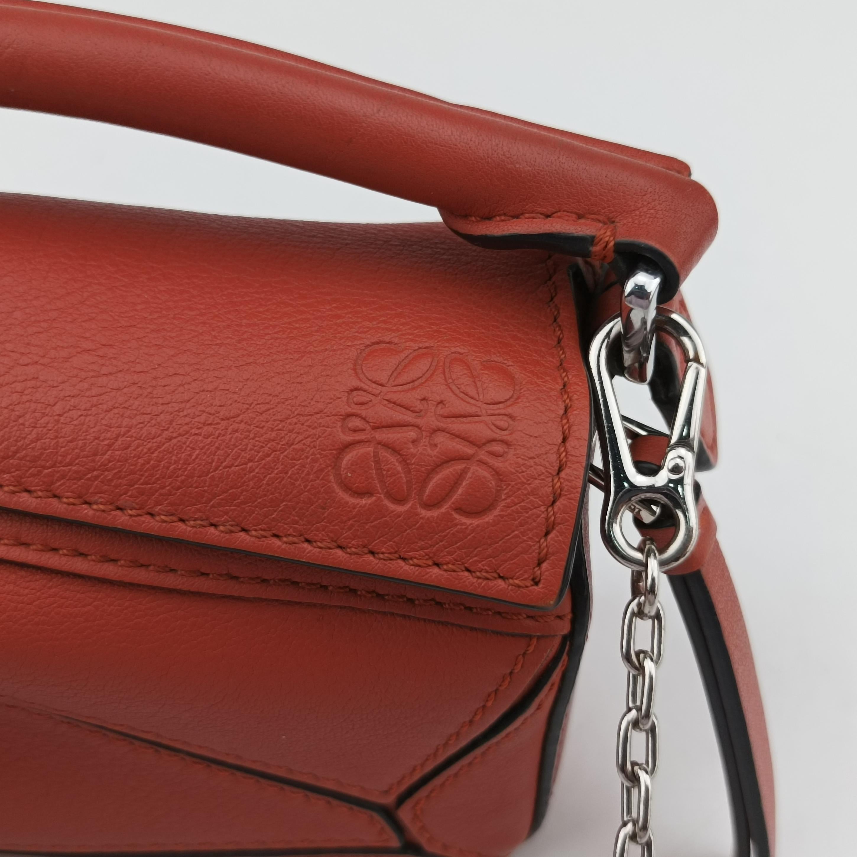 Pre-owned Loewe Puzzle Red Leather  shoulderbag | stylenewstar
