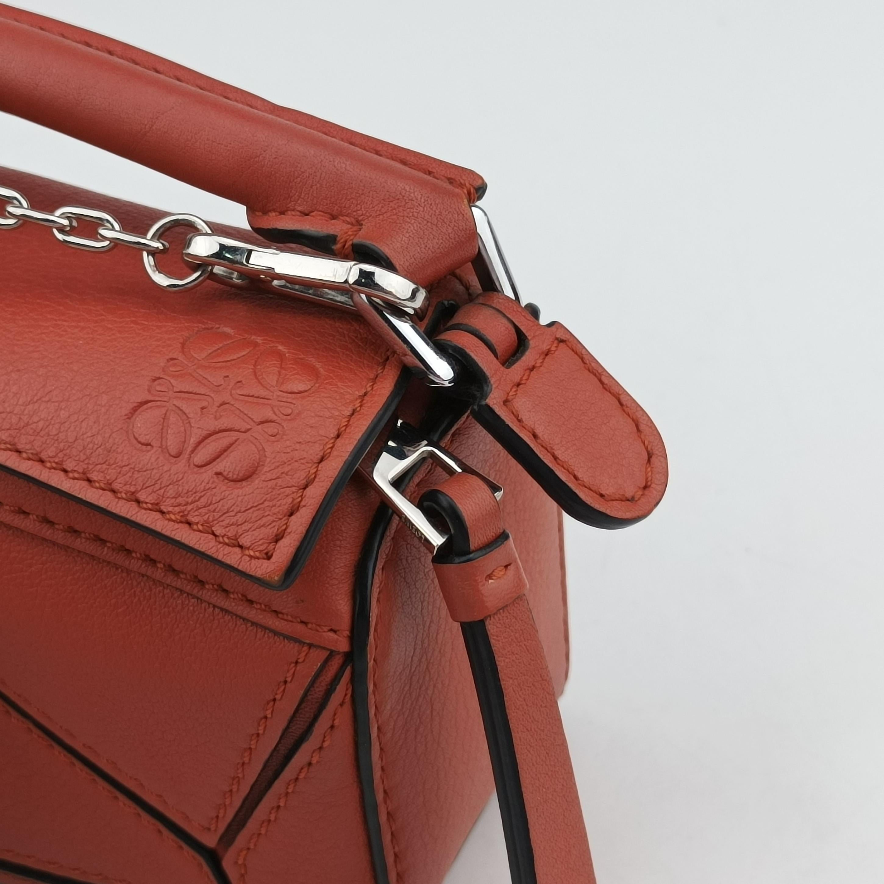 Pre-owned Loewe Puzzle Red Leather  shoulderbag | stylenewstar