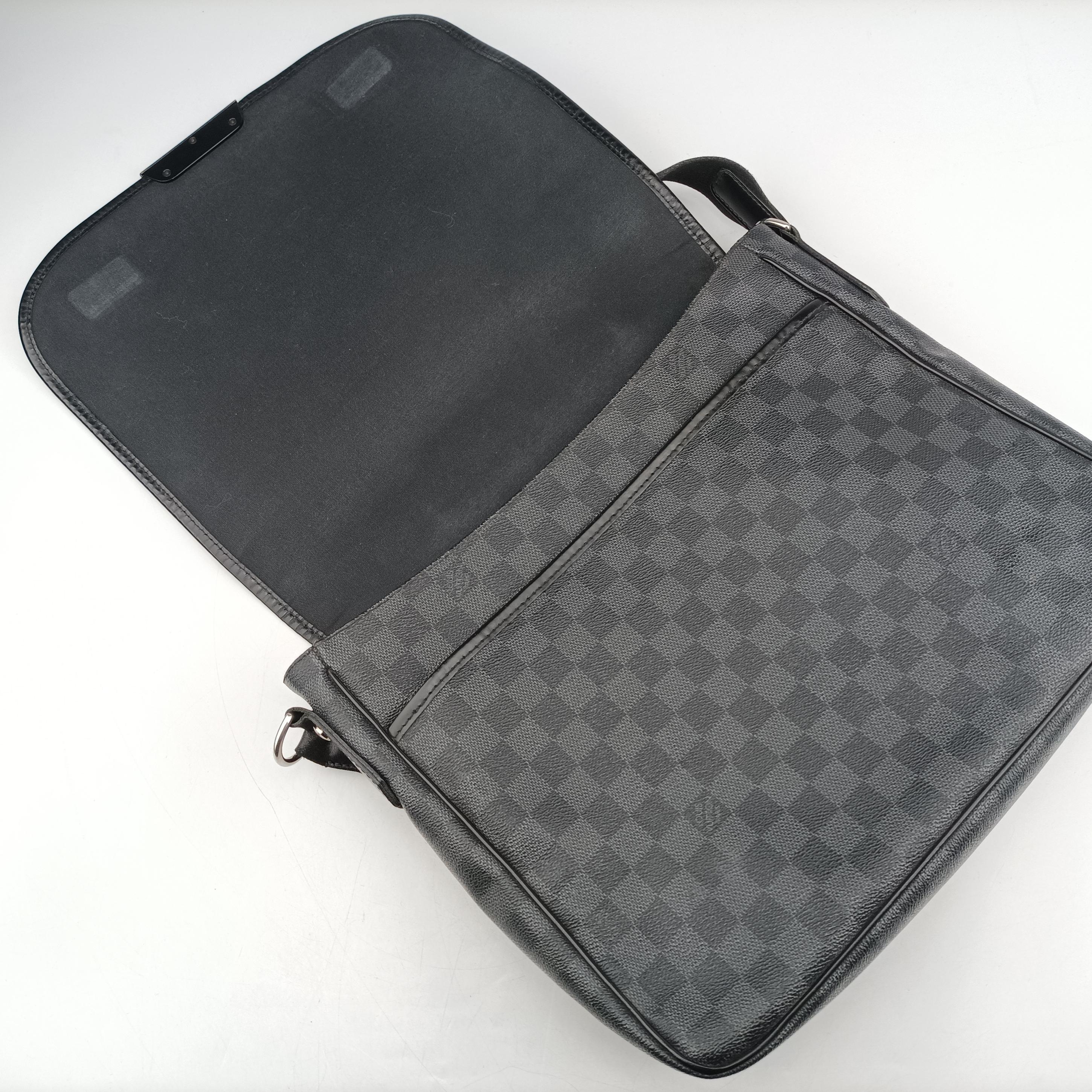 Vintage Louis Vuitton DANIEL MM Noir Damier GRAPHITE N58029 crossbodybag | stylenewstar