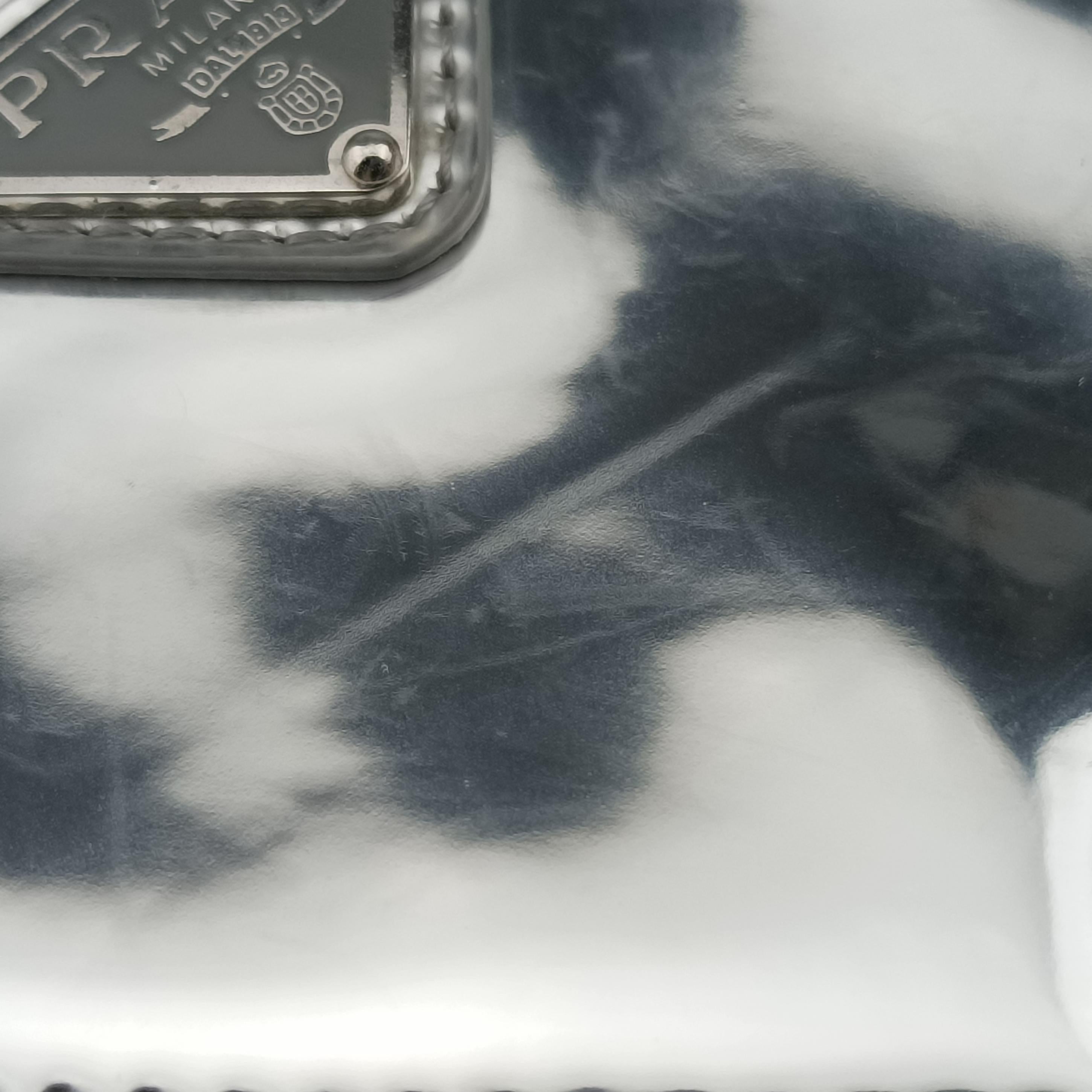 Secondhand Prada Triangle Logo Silver patent  shoulderbag | stylenewstar