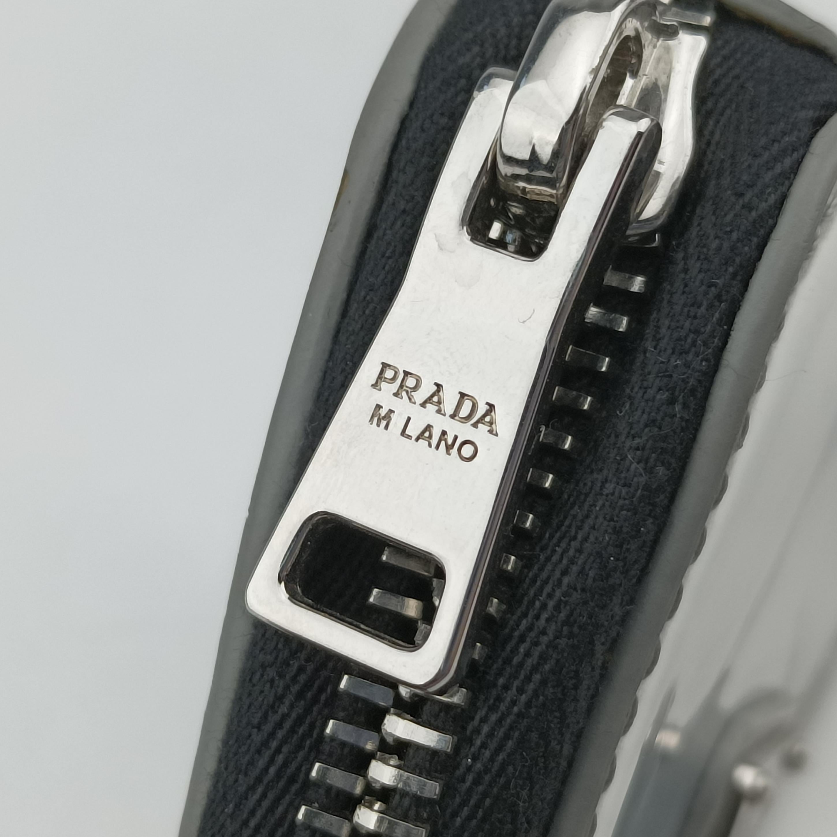 Secondhand Prada Triangle Logo Silver patent  shoulderbag | stylenewstar