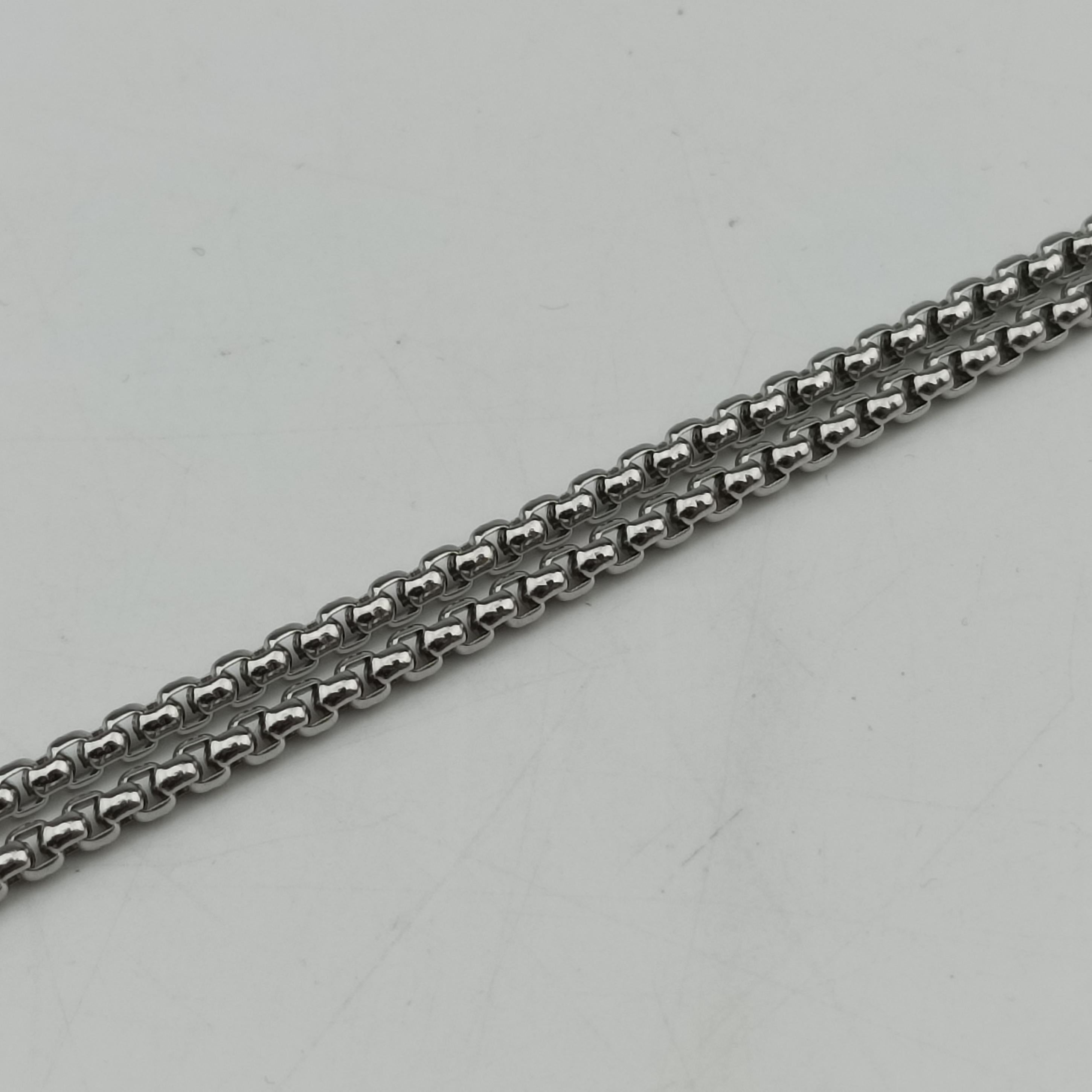 Secondhand Prada Triangle Logo Silver patent  shoulderbag | stylenewstar