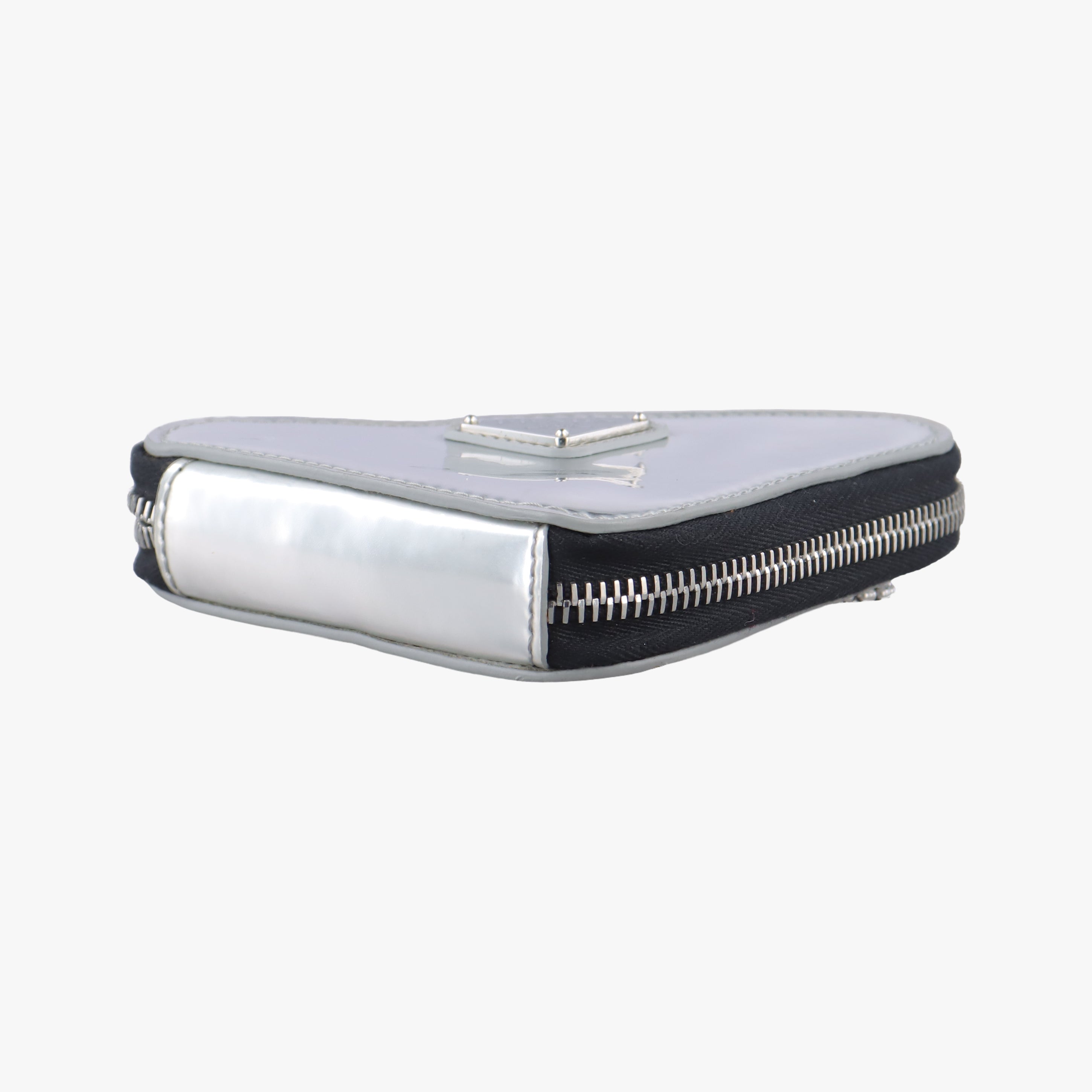 Secondhand Prada Triangle Logo Silver patent  shoulderbag | stylenewstar