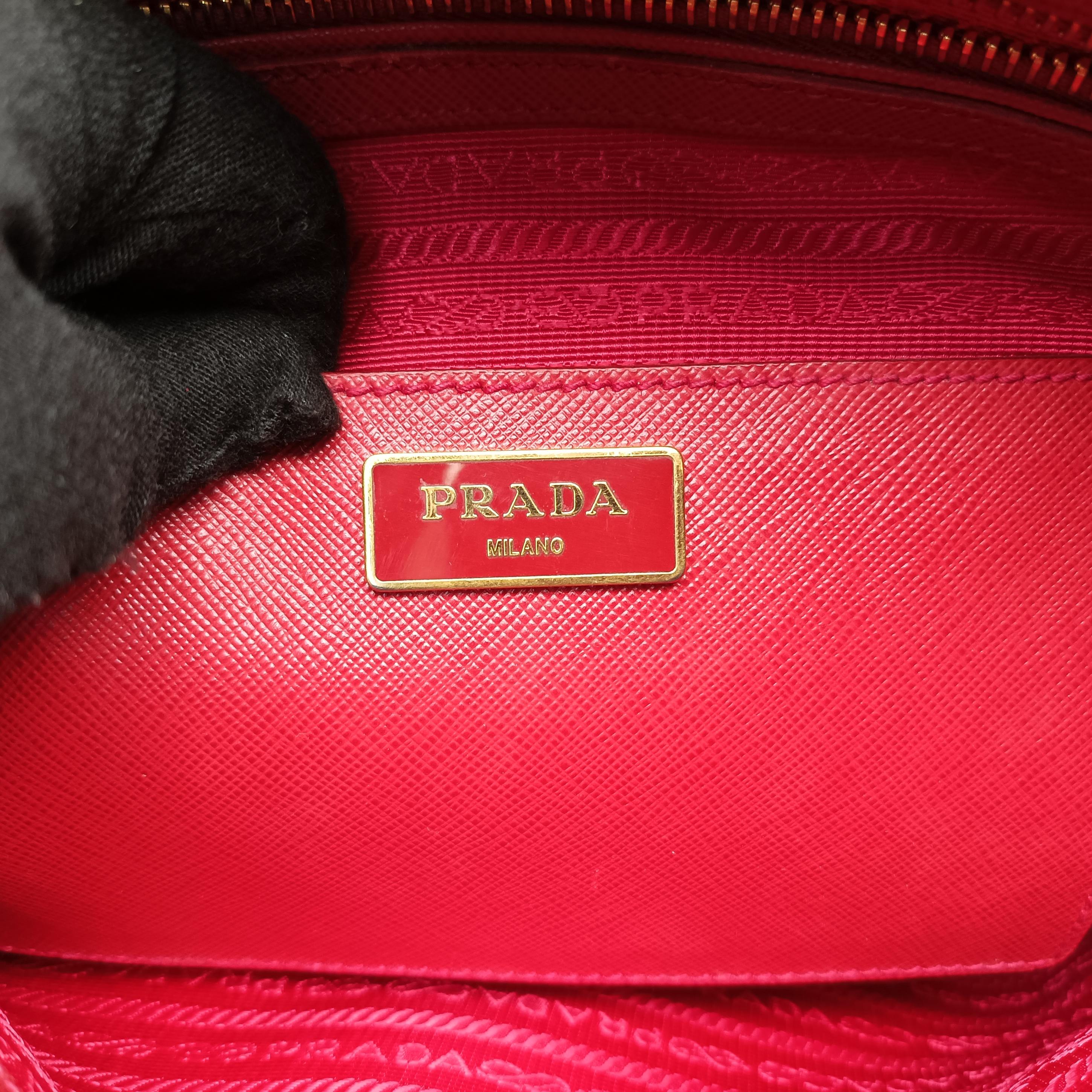 Vintage Prada Promenade Red SAFFIANO Leather BN2558 handbag | stylenewstar