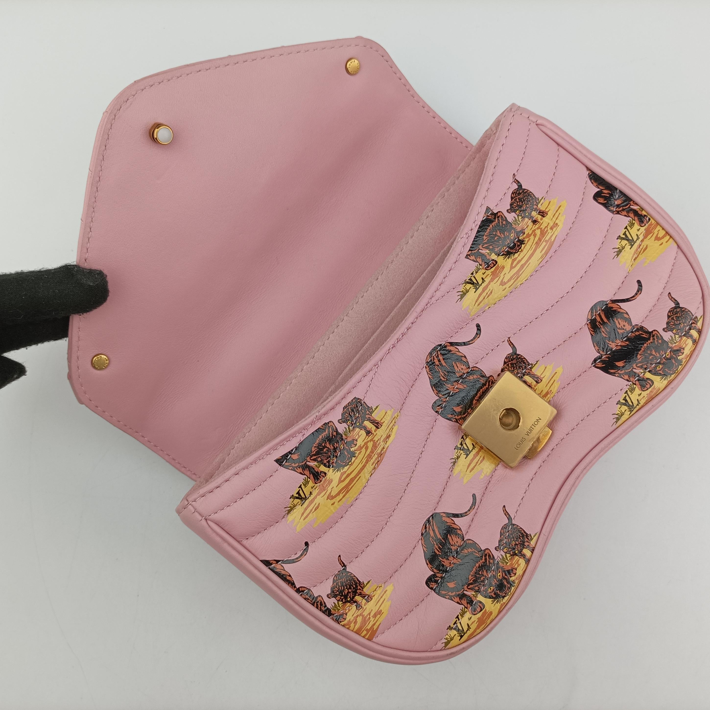 Secondhand Louis Vuitton eopard Print New Wave Chain PM pink×multicolor Leather  shoulderbag | stylenewstar