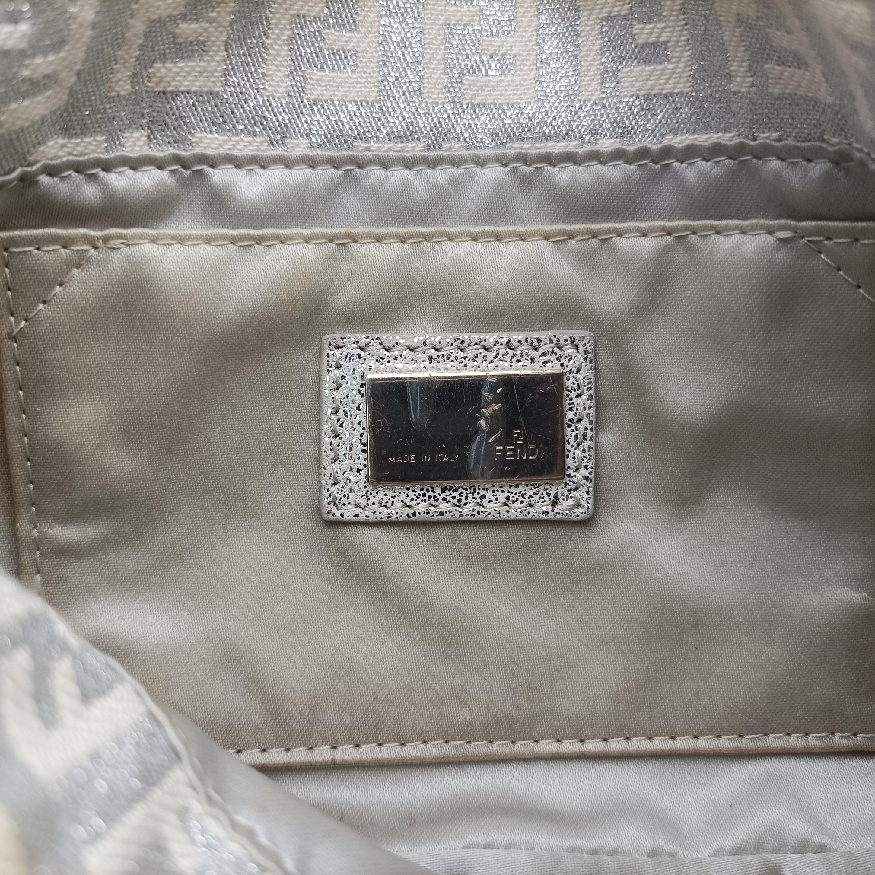 Pre-owned Fendi Baguette Silver canvas 8BR180 shoulderbag | stylenewstar