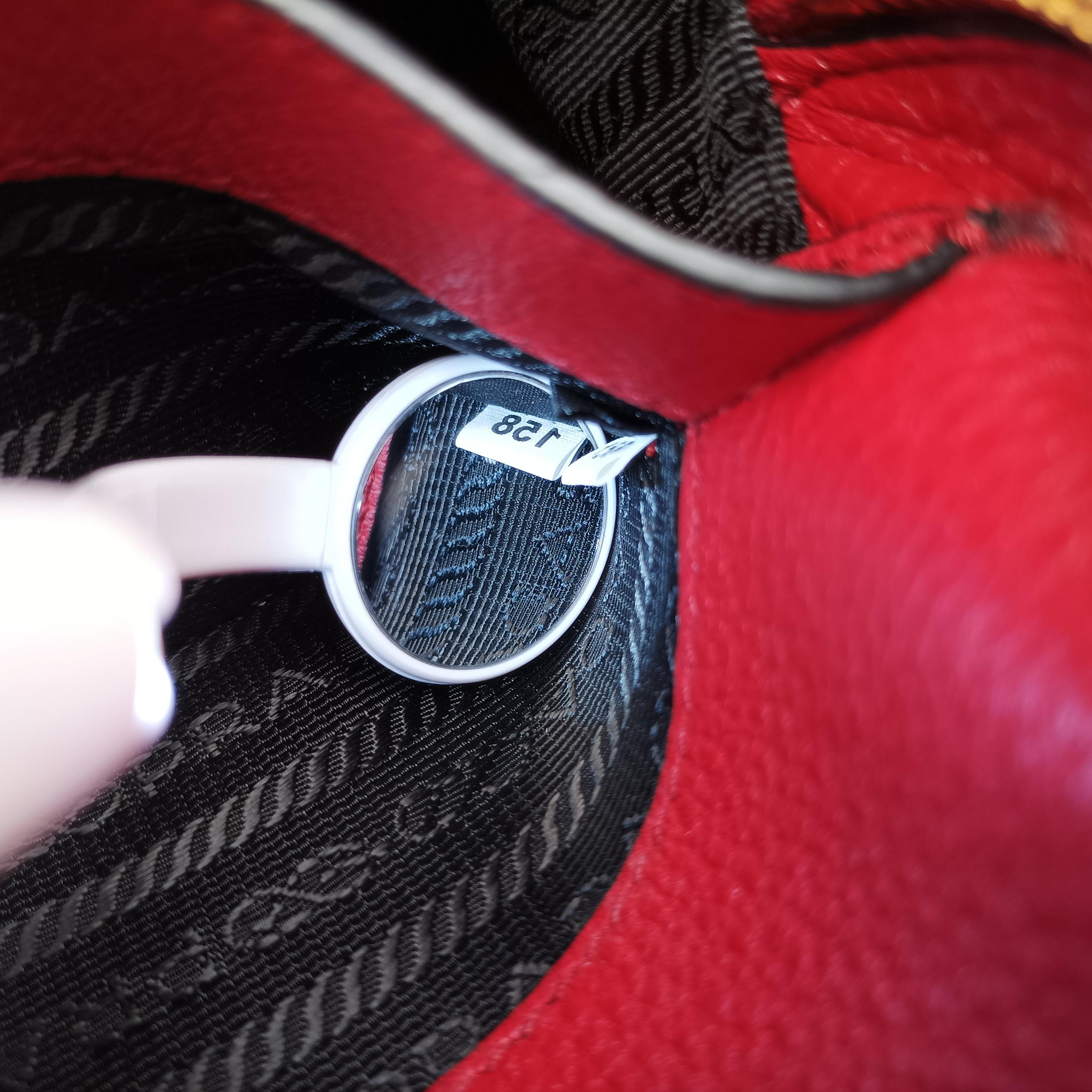 Pre-owned Prada Convertible Belt Red leather 1BL006 bum bag/waist bag | stylenewstar