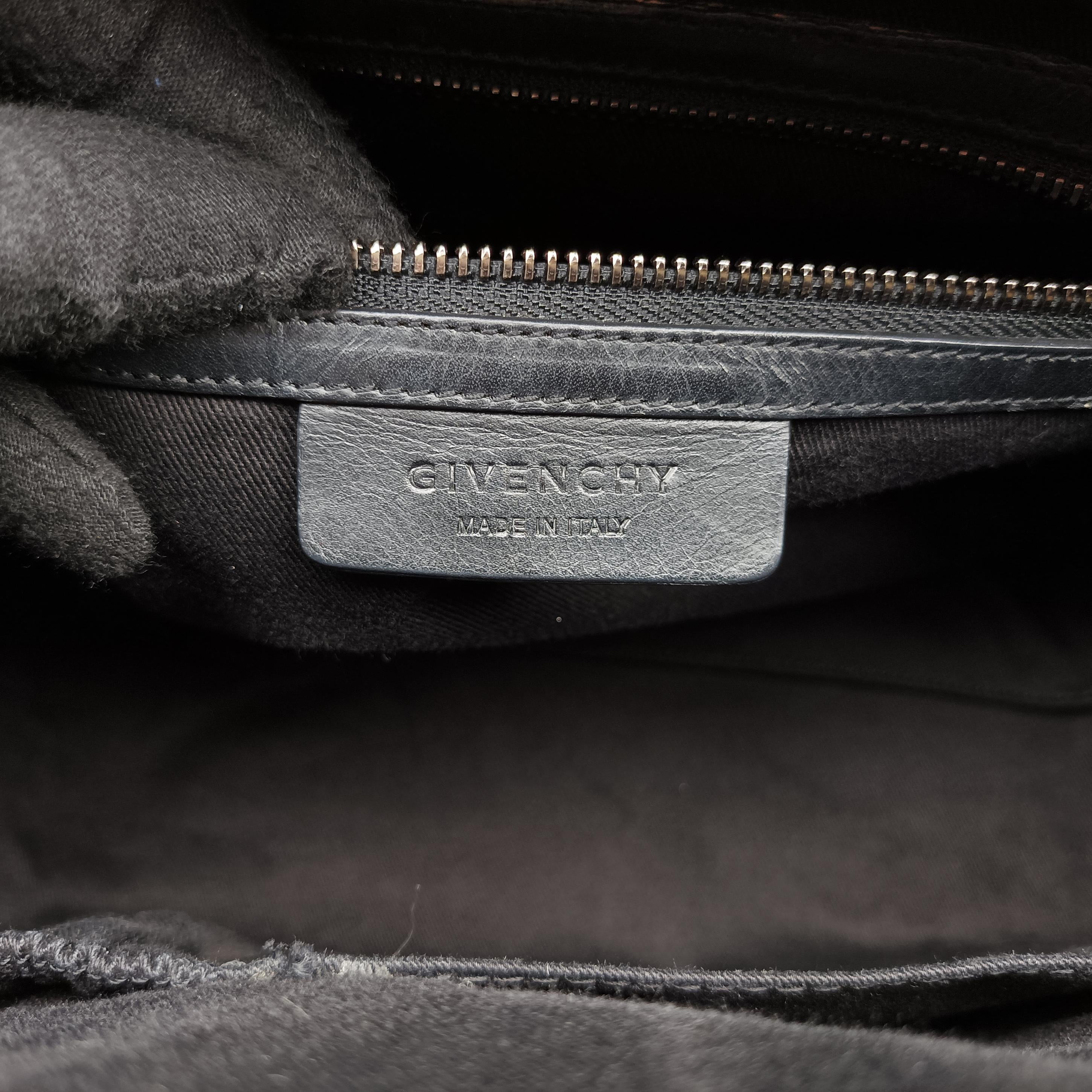 Pre-owned Givenchy Antigona Black Leather  shoulderbag | stylenewstar