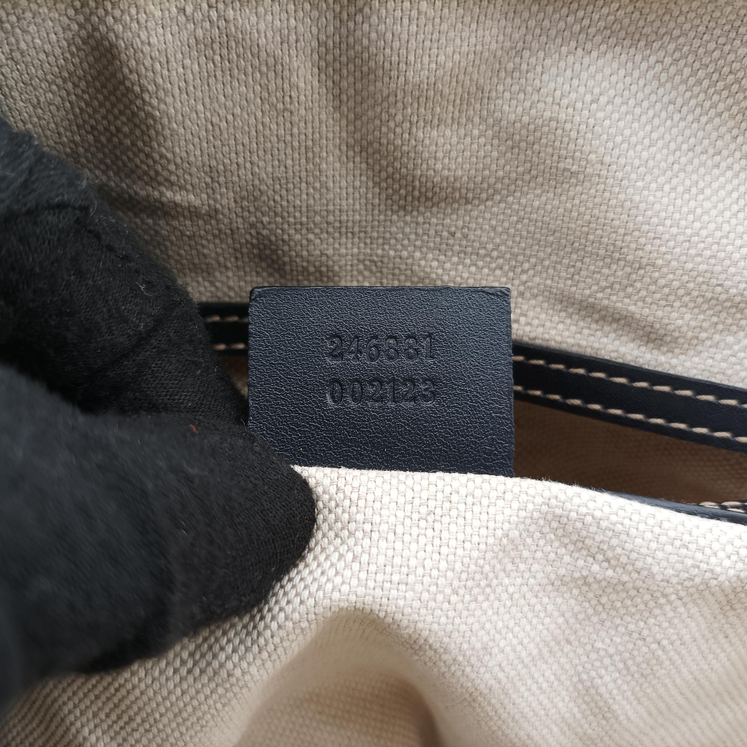 Pre-owned Gucci GG Supreme messenger Beige × Navy PVC coated canvas 246881 shoulderbag | stylenewstar