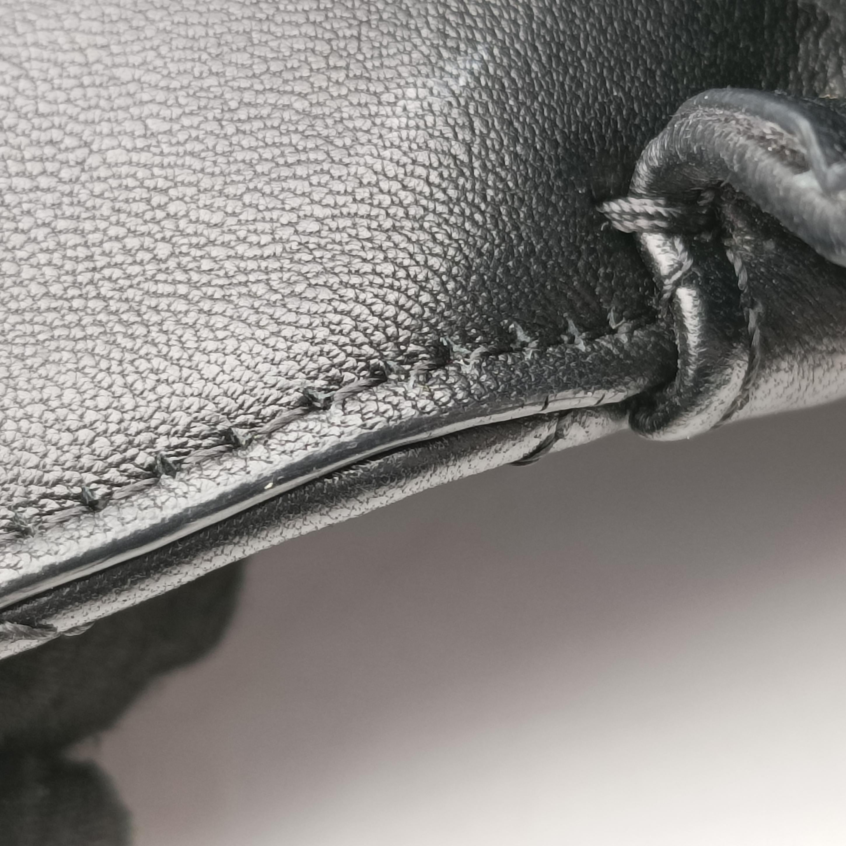 Pre-owned VERSACE Medusa Black Leather  shoulderbag | stylenewstar