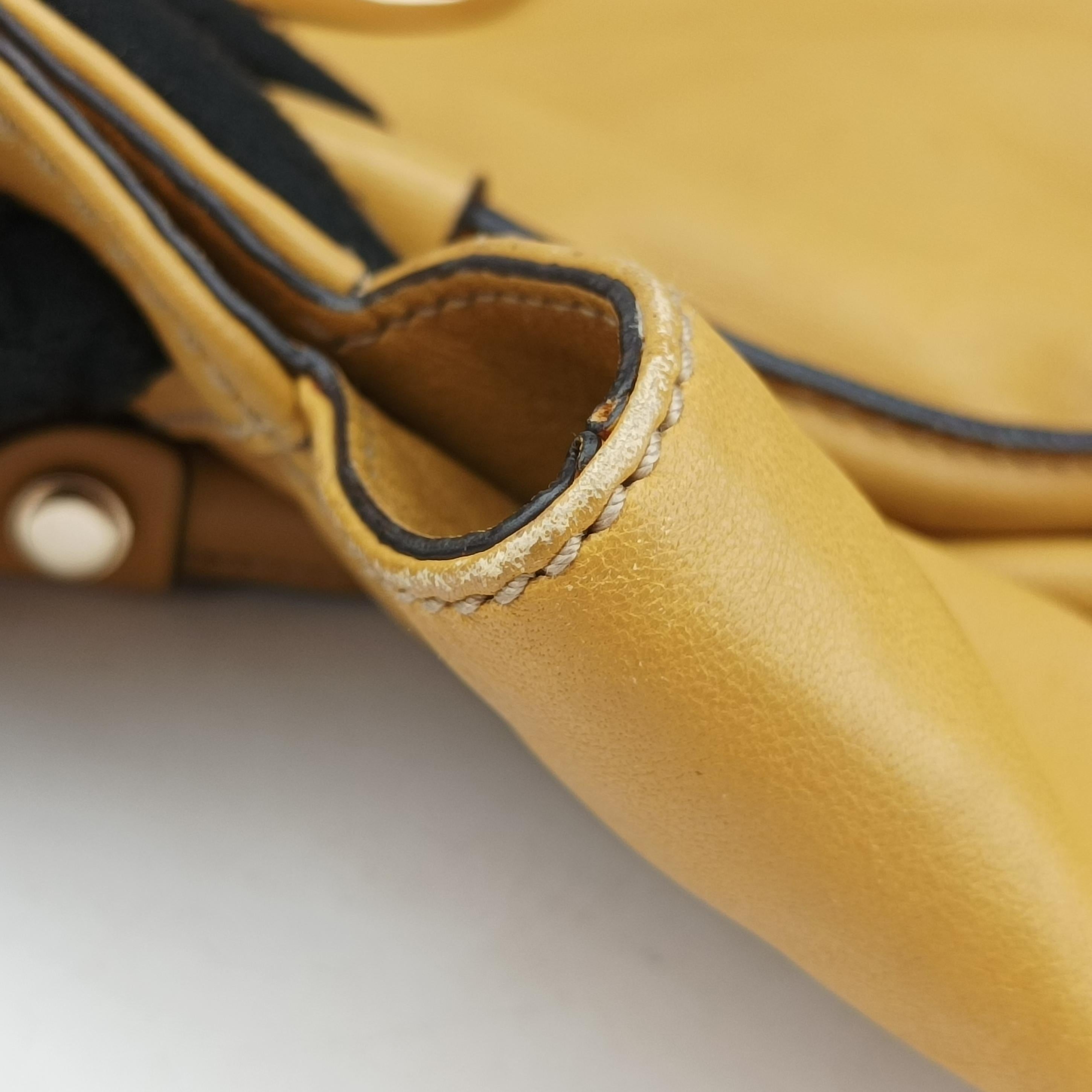 Pre-owned Gucci Abbey Yellow Leather 189831 handbag | stylenewstar