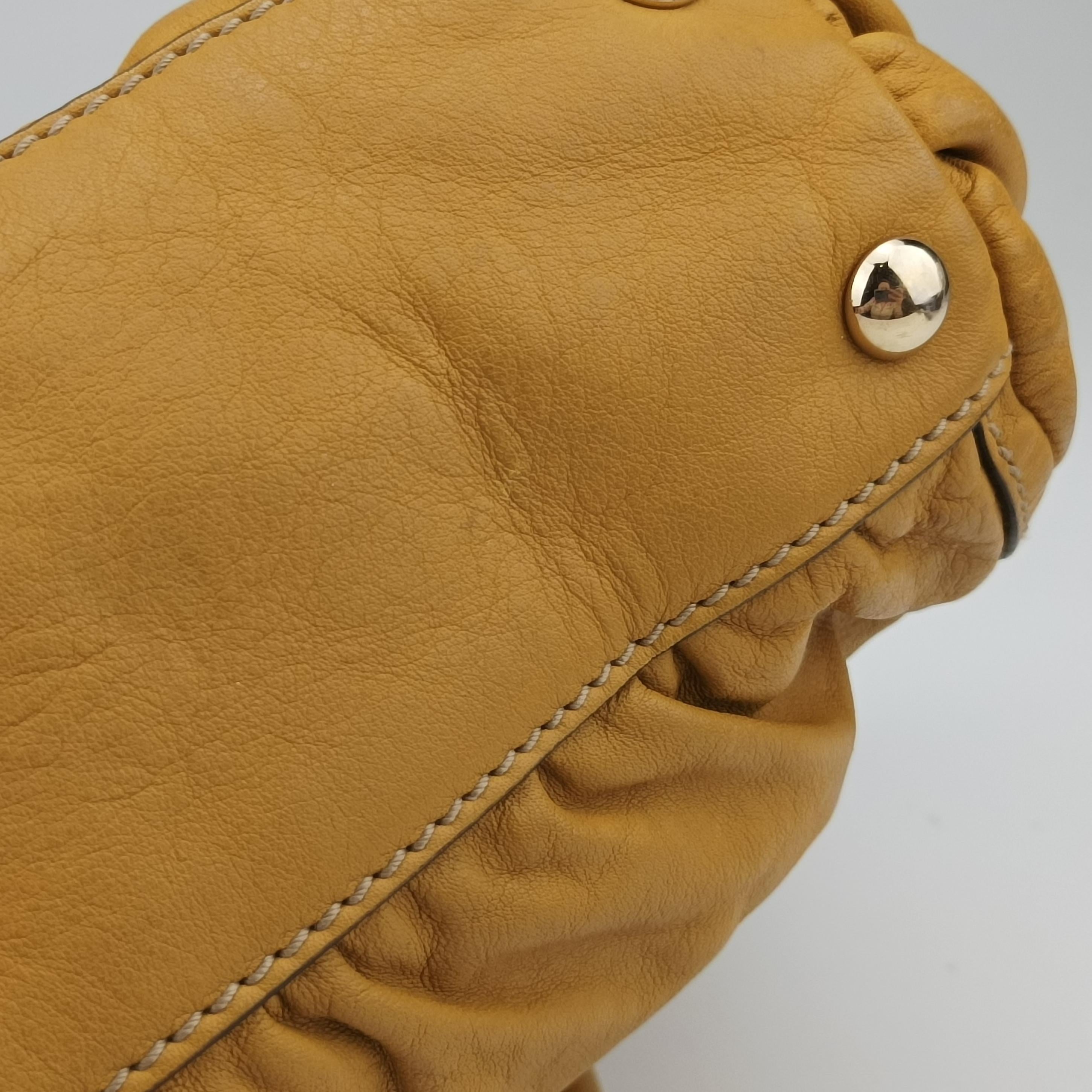 Pre-owned Gucci Abbey Yellow Leather 189831 handbag | stylenewstar