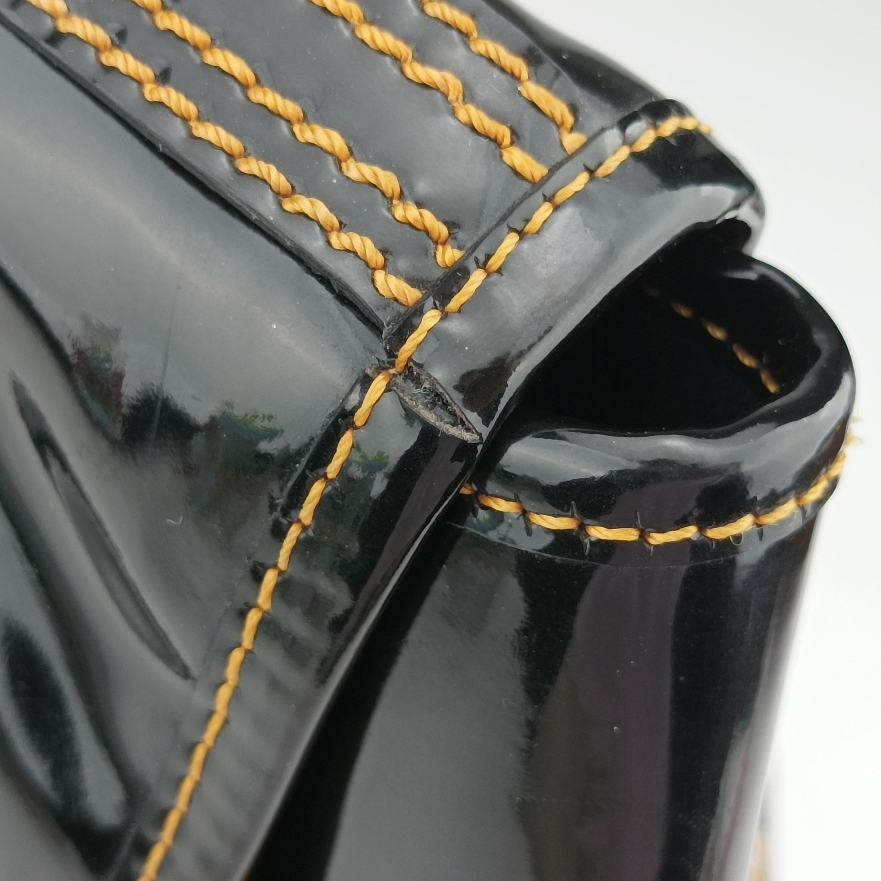 Pre-owned Fendi B Bag Black enamel 8BN166 handbag | stylenewstar