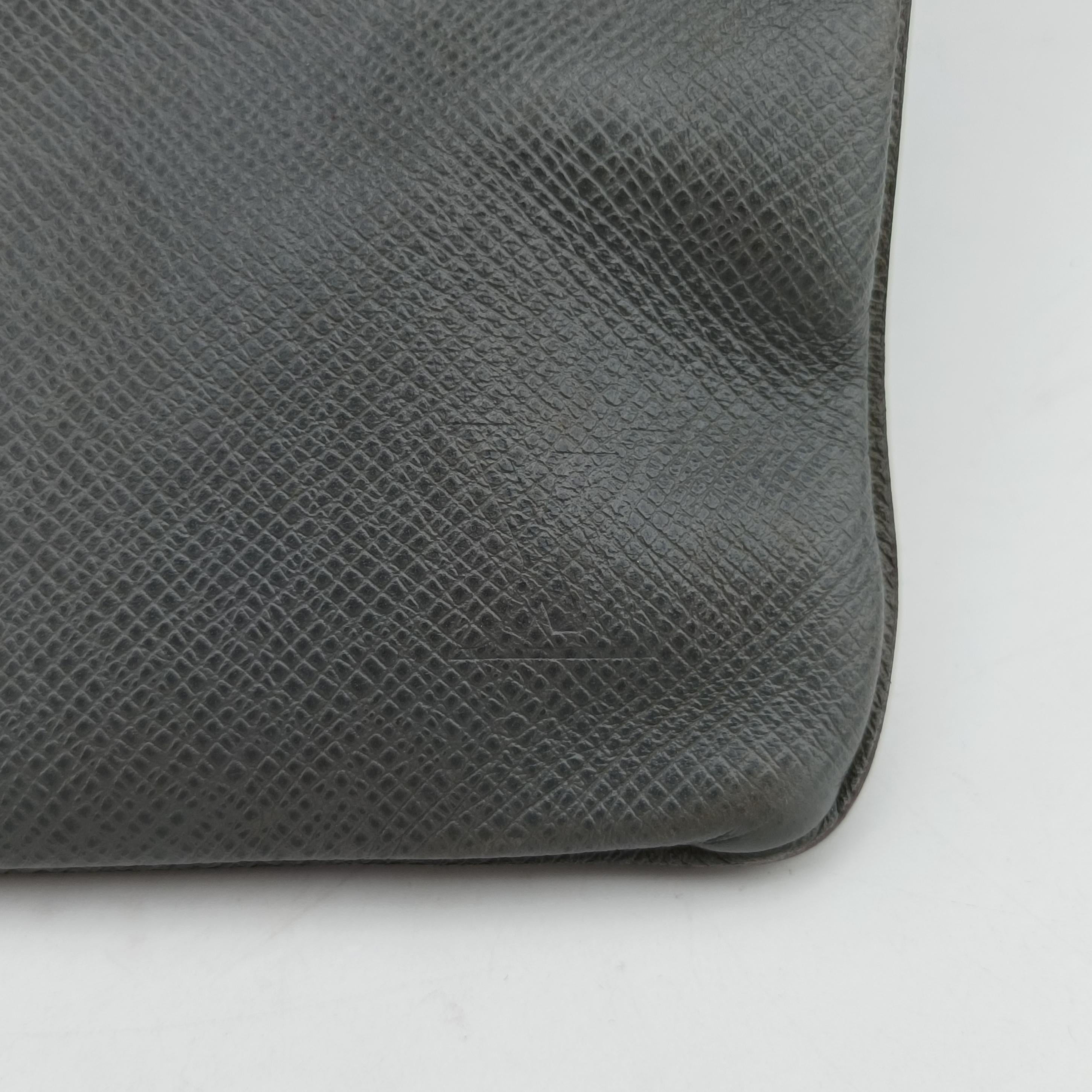 Pre-owned Louis Vuitton SASHA Grey TAIGA M32630 shoulderbag | stylenewstar