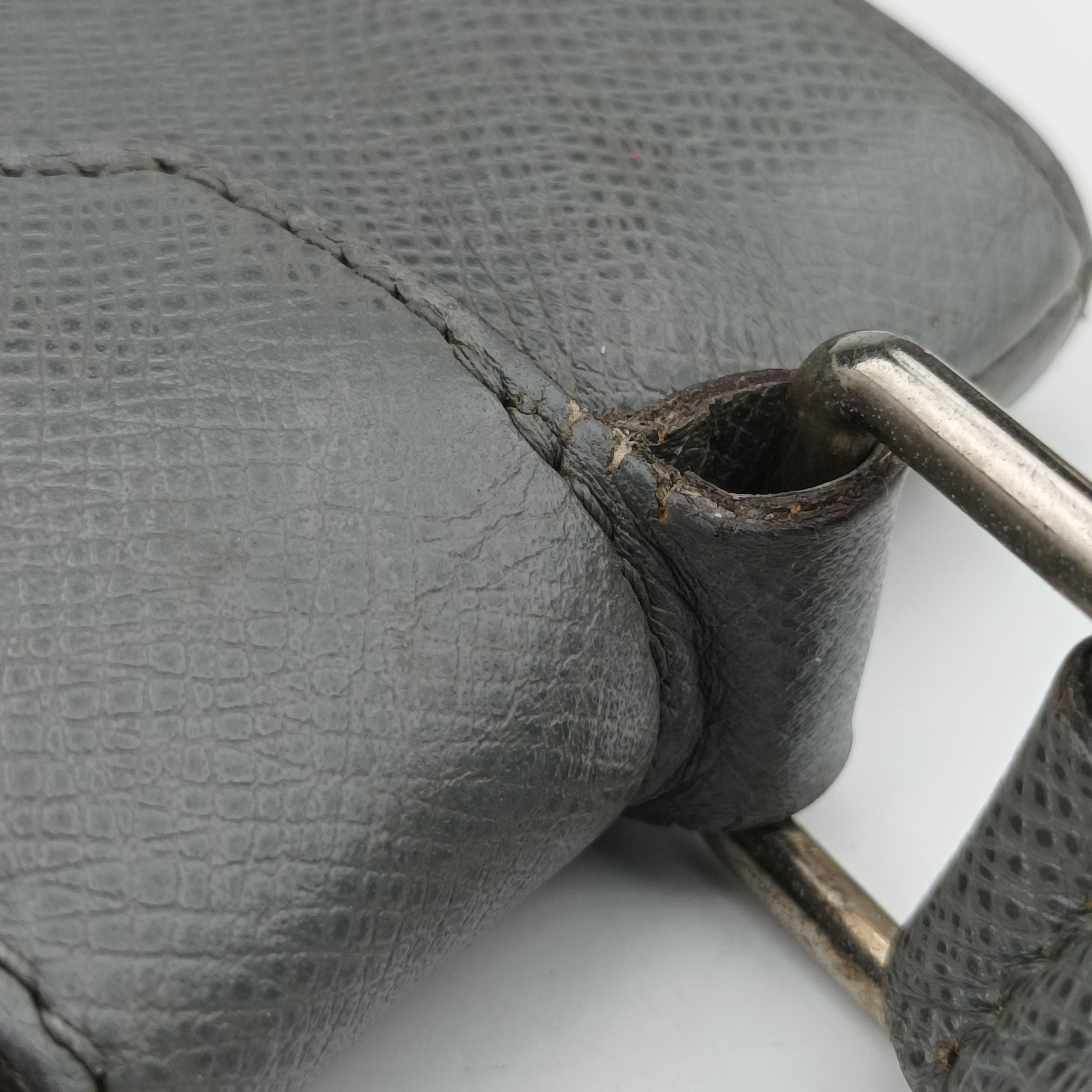 Pre-owned Louis Vuitton SASHA Grey TAIGA M32630 shoulderbag | stylenewstar