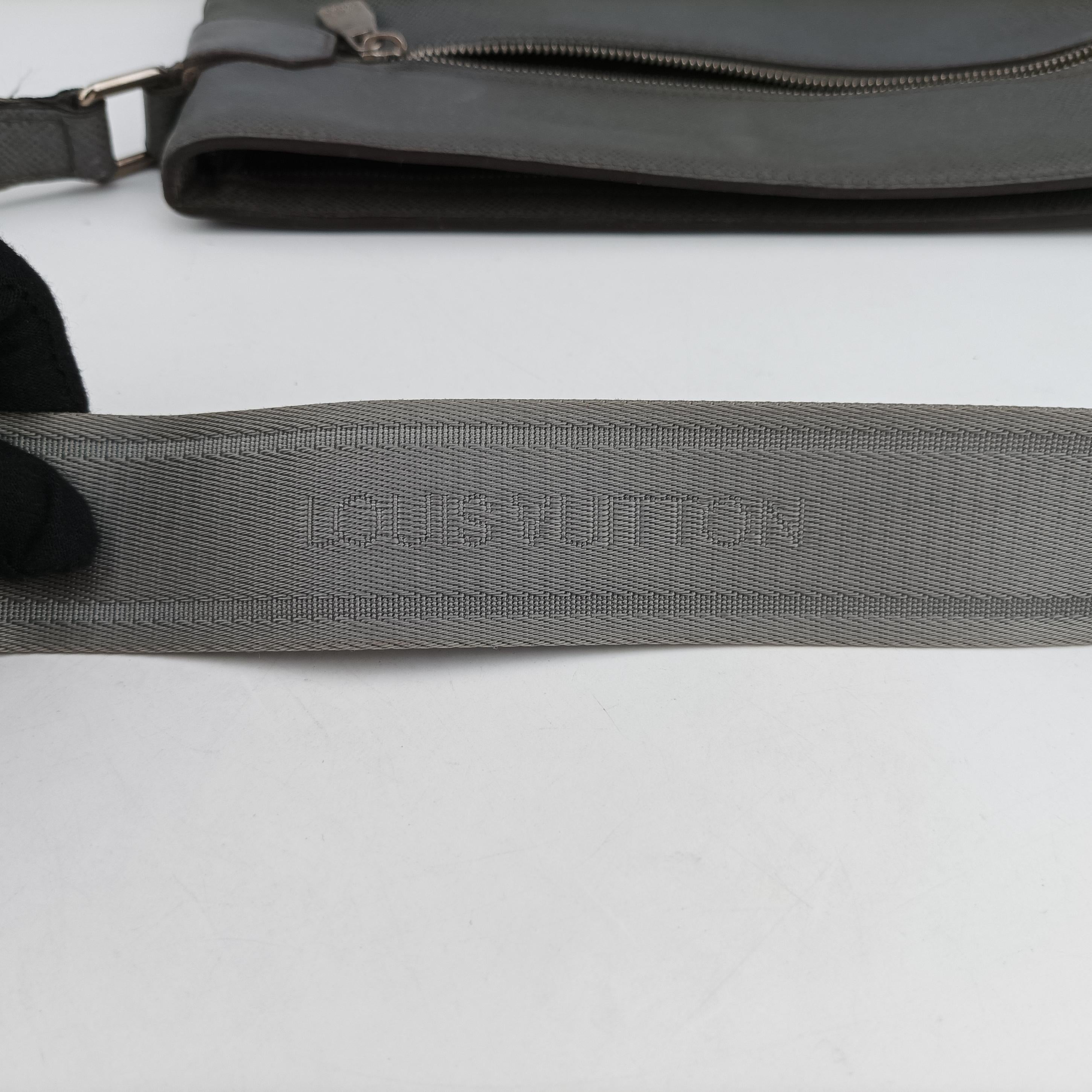 Pre-owned Louis Vuitton SASHA Grey TAIGA M32630 shoulderbag | stylenewstar