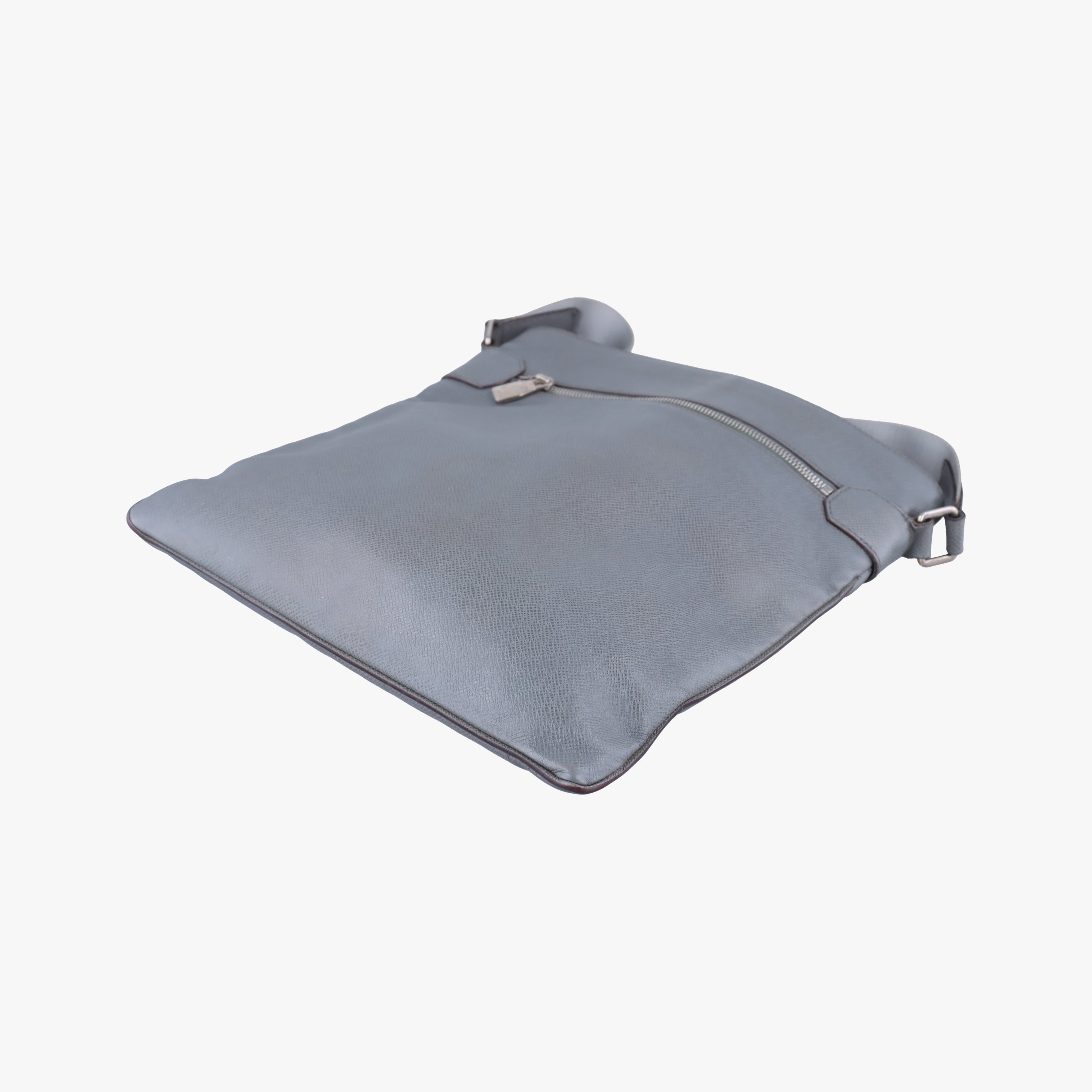 Pre-owned Louis Vuitton SASHA Grey TAIGA M32630 shoulderbag | stylenewstar