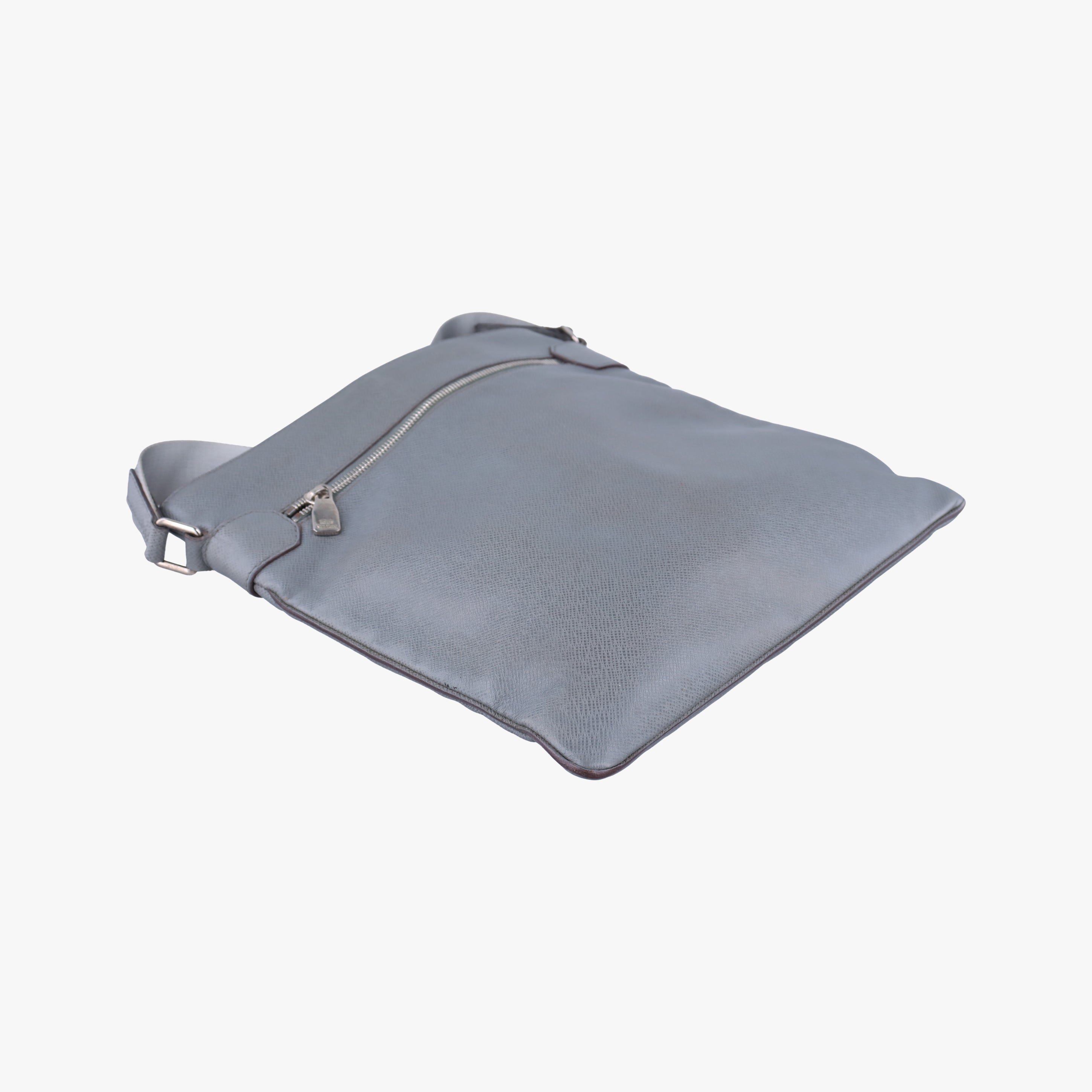 Pre-owned Louis Vuitton SASHA Grey TAIGA M32630 shoulderbag | stylenewstar