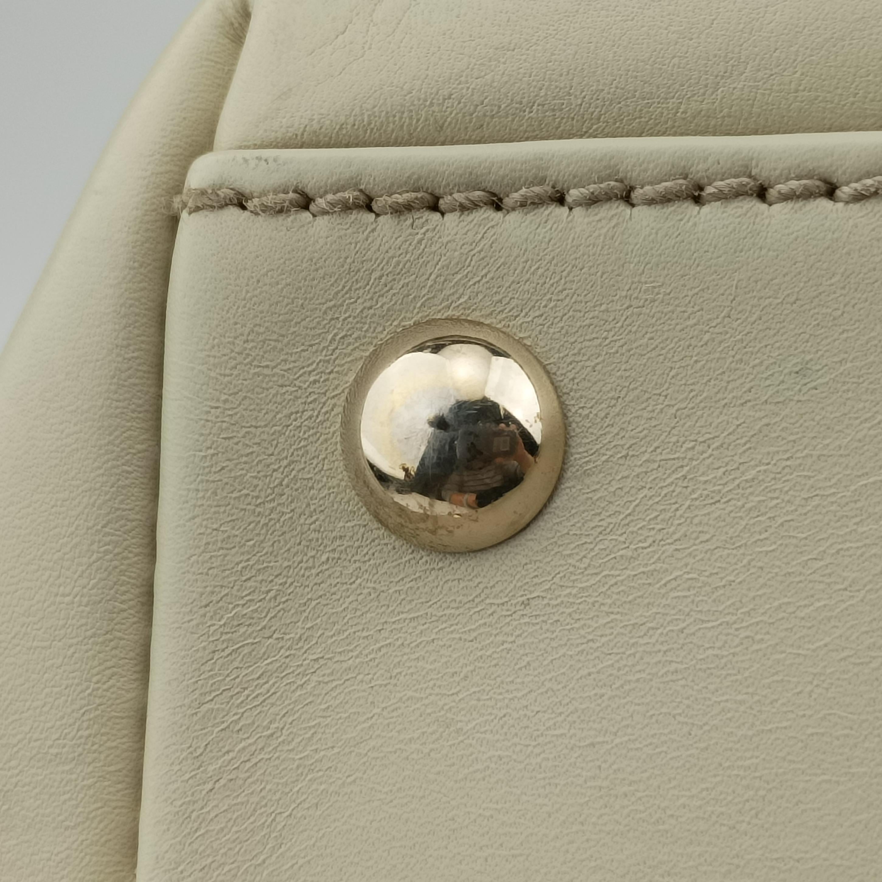 Vintage Gucci logo plate White Leather 145993 shoulderbag | stylenewstar