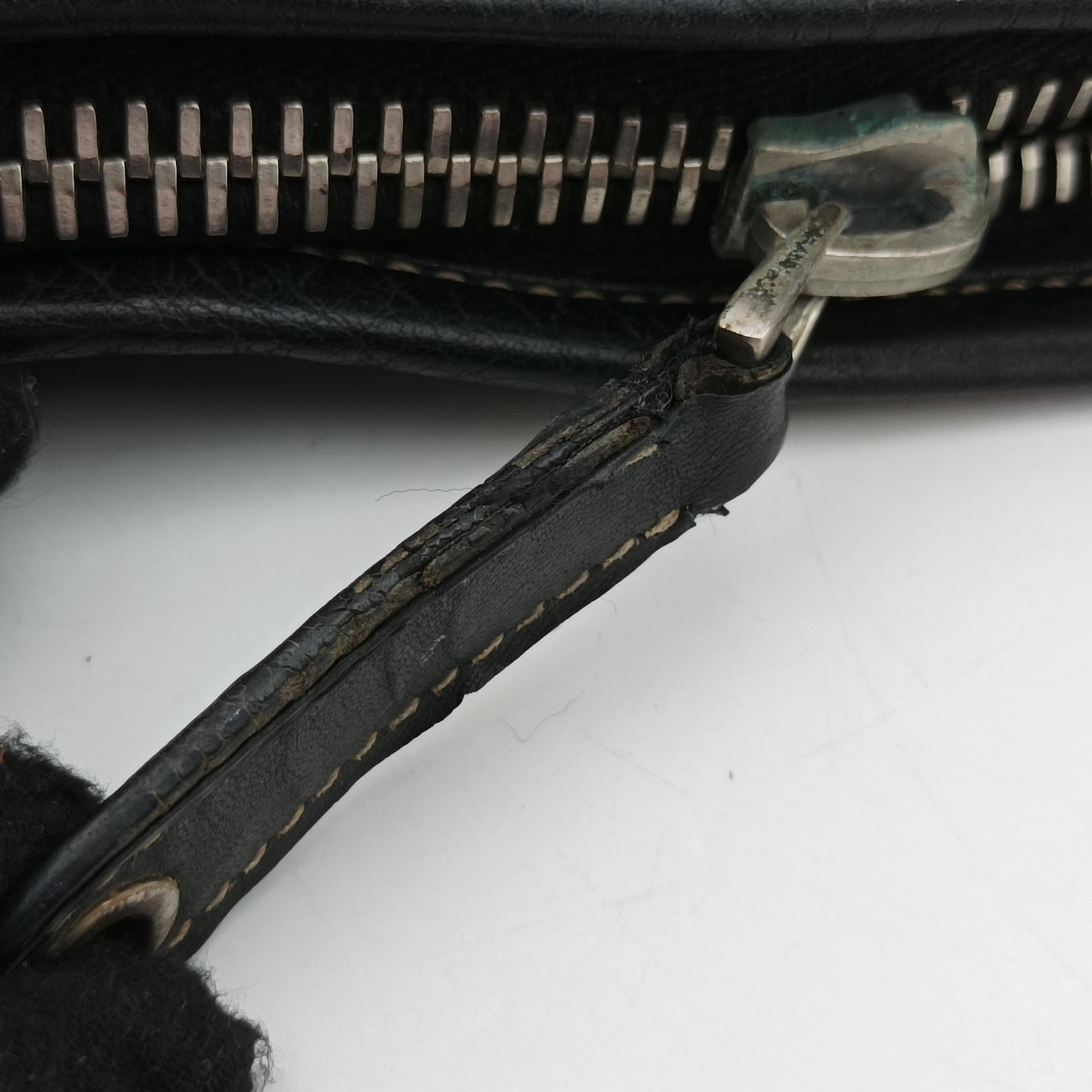 Pre-owned Gucci Hysteria Black Leather 190279 shoulderbag | stylenewstar
