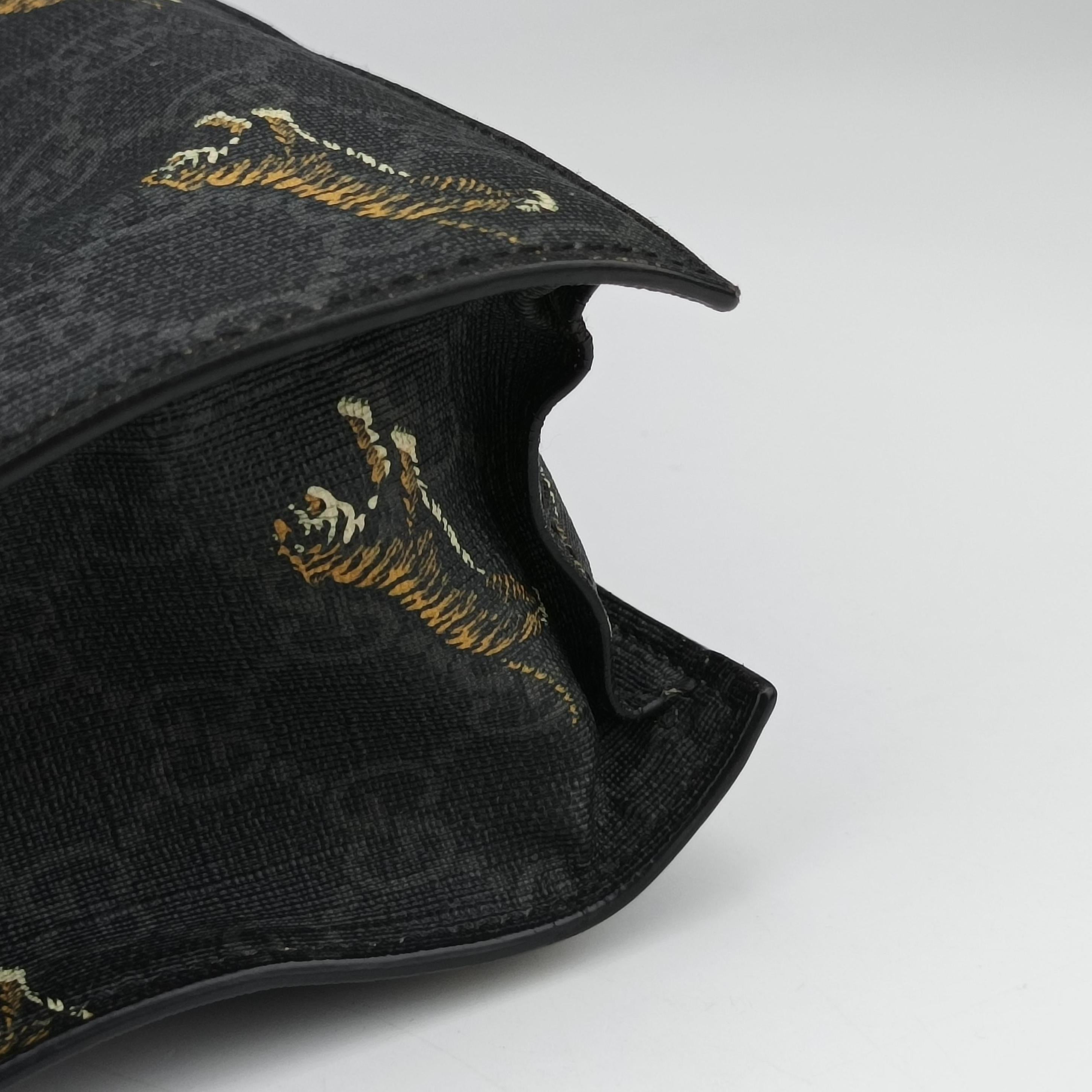 Pre-owned Gucci GG Supreme Tiger Black×multicolor PVC coated canvas 495559 shoulderbag | stylenewstar