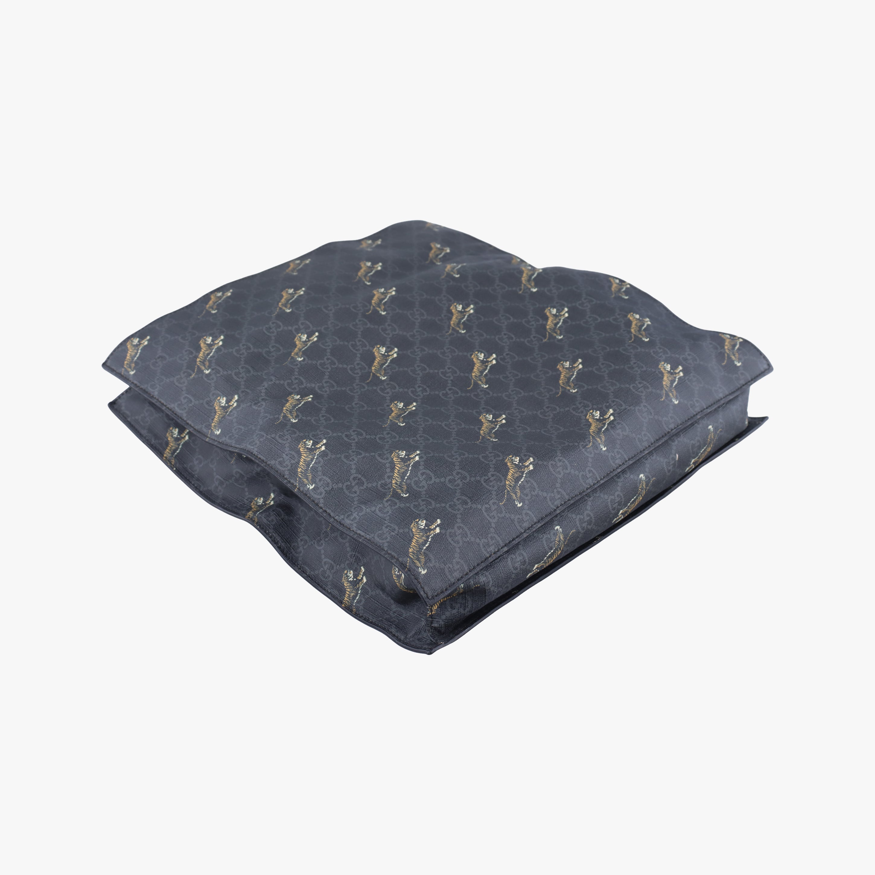 Pre-owned Gucci GG Supreme Tiger Black×multicolor PVC coated canvas 495559 shoulderbag | stylenewstar