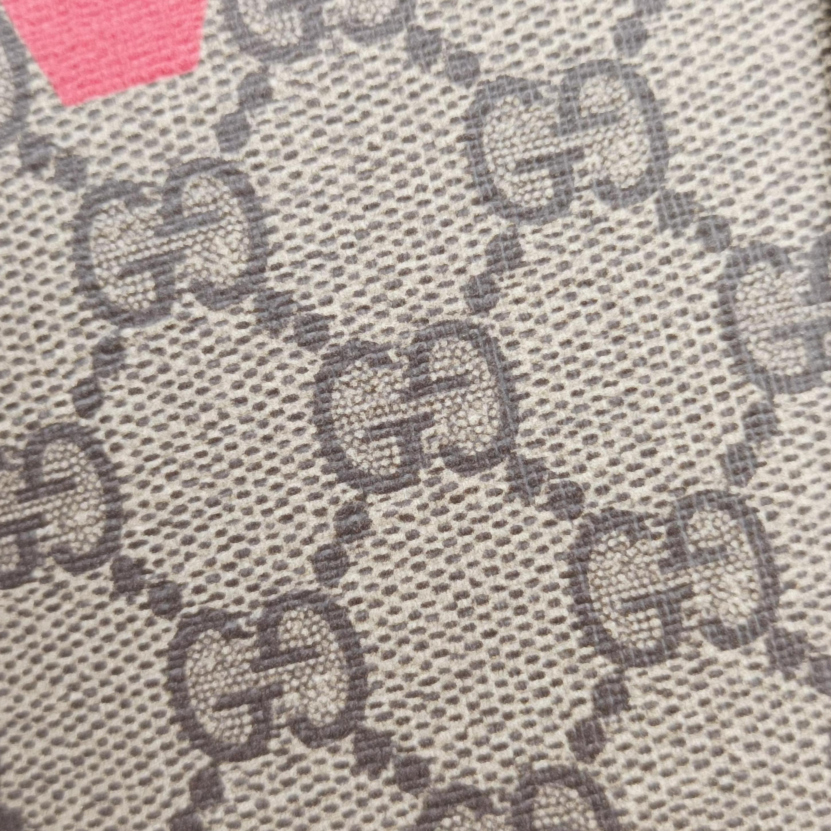Pre-owned Gucci love heart Brown PVC coated canvas 678133 shoulderbag | stylenewstar