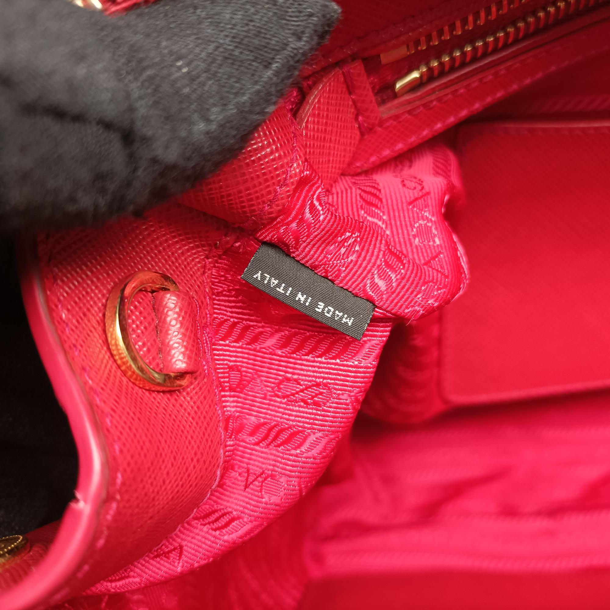 Vintage Prada Galleria Red SAFFIANO Leather BN1874 shoulderbag | stylenewstar