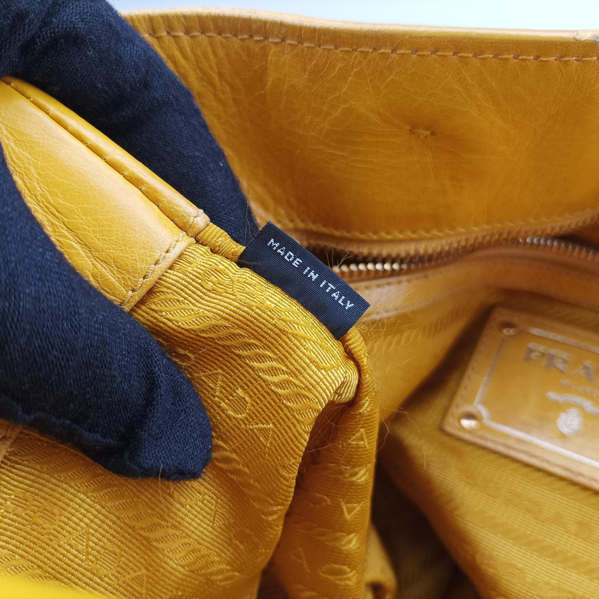 Pre-owned Prada Vitello Shine Argilla Yellow Leather  shoulderbag | stylenewstar