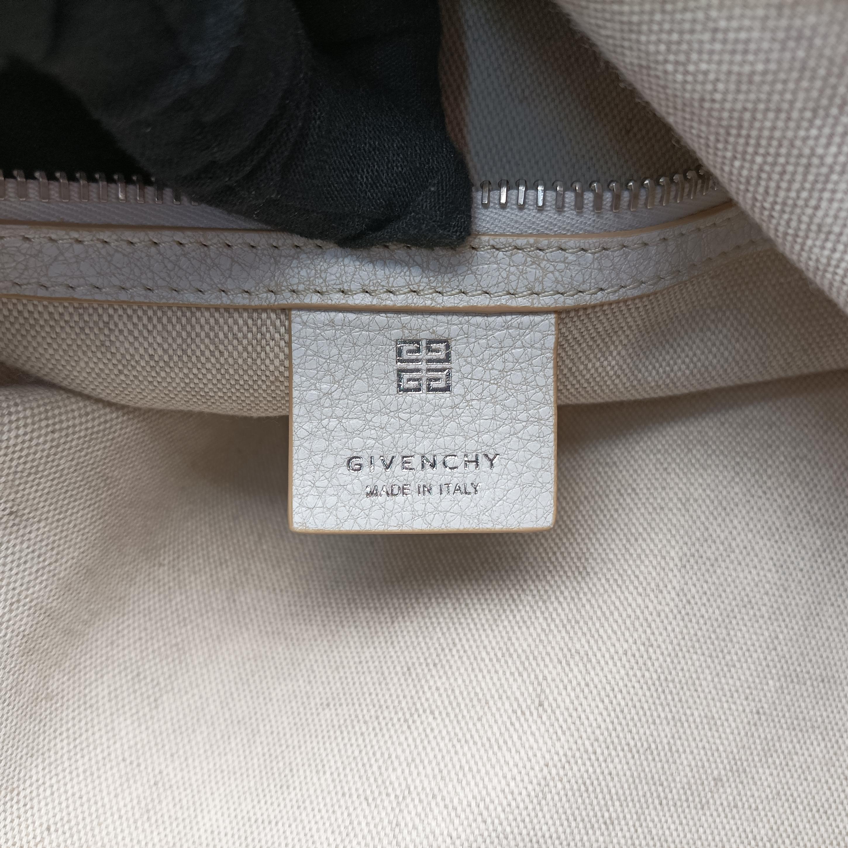 Vintage Givenchy Voyou Medium White Leather  shoulderbag | stylenewstar
